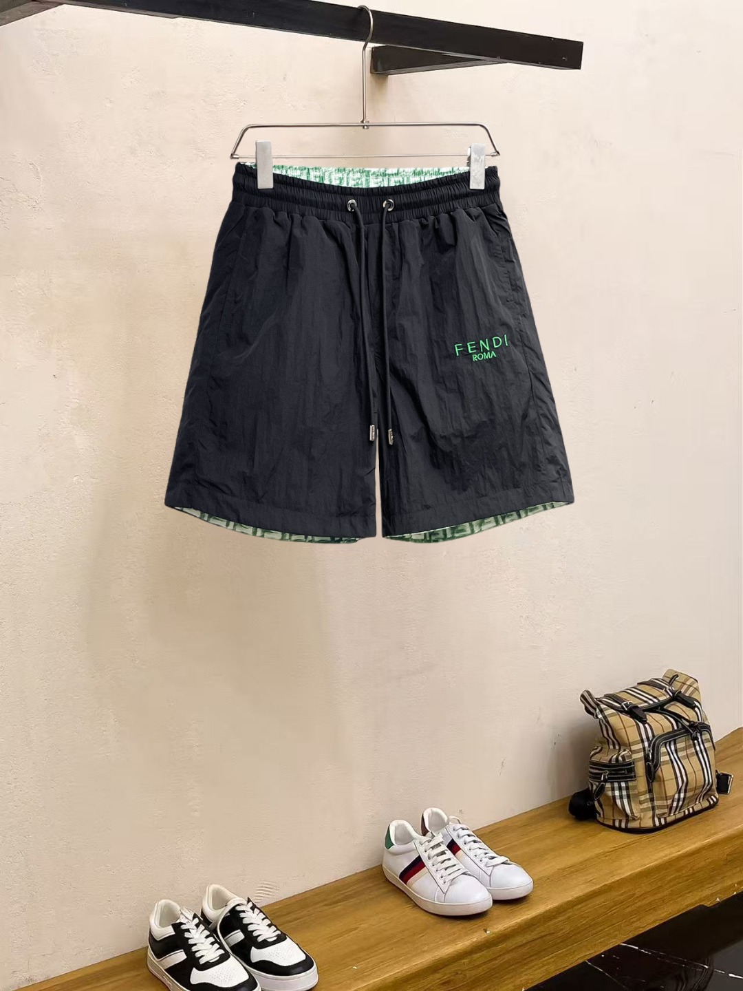 NO:857588,Fendi 2026 summer new original counter casual shorts, luxury classic brand original LOGO accessories, counter best-selling style, very comfortable to wear, low-key yet luxurious, very classy to wear. Needless to say the trousers style and tailoring, the upper body is exquisite and high-end, first-class and top-quality materials. Really palace-level casual pants. The cotton of Turkey is selected for its outstanding quality. After heavy washing, the pants are very soft!  Don't be picky, the upper body is absolutely stylish and extremely luxurious. Please quote your height and weight when ordering sizes M-3XL.,,fendi,shorts,19860909芬迪 2026夏季新款原单专柜休闲短裤,奢华经典品牌原版LOGO配饰 专柜热销款 身穿着非常舒适 低调不失奢华 穿出去非常有档次 裤型款式和裁剪亦无需多言 上身精致跃然高档一等一顶级质料 真正殿堂级的休闲裤 选用土耳其的棉花品质卓然,经过重水洗使得裤子很柔软！不挑人 上身绝对的有型 极度奢华. 尺码M-3XL下单报身高体重.,,fendi,shorts,,Men's clothing