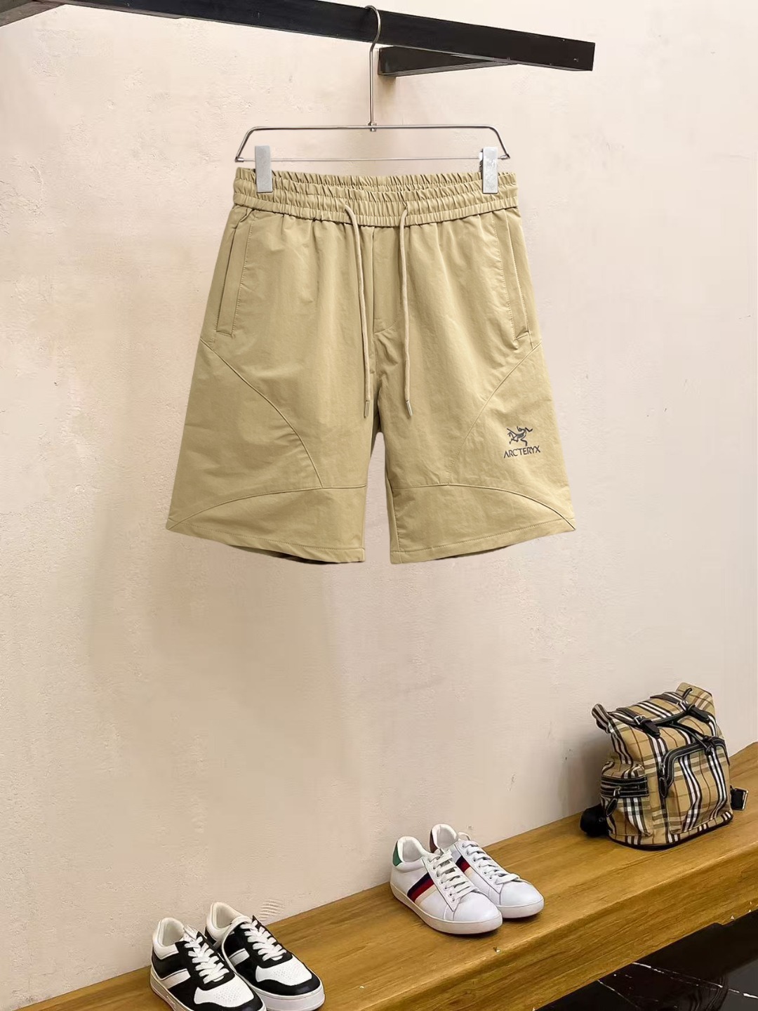 NO:857598,Arc'teryx 2026 summer new original counter casual shorts, luxury classic brand original LOGO accessories, counter best-selling model, very comfortable to wear, low-key yet luxurious, very classy to wear. Needless to say the trousers style and tailoring, the upper body is exquisite and high-end, first-class and top-quality materials. Really palace-level casual pants. The cotton of Turkey is of outstanding quality. After heavy washing, the pants are very soft!  Don't be picky, the upper body is absolutely stylish and extremely luxurious. Please state your height and weight when placing an order for sizes M-3XL.,arc'teryx,shorts,19860909始祖鸟 2026夏季新款原单专柜休闲短裤,奢华经典品牌原版LOGO配饰 专柜热销款 身穿着非常舒适 低调不失奢华 穿出去非常有档次 裤型款式和裁剪亦无需多言 上身精致跃然高档一等一顶级质料 真正殿堂级的休闲裤 选用土耳其的棉花品质卓然,经过重水洗使得裤子很柔软！不挑人 上身绝对的有型 极度奢华. 尺码M-3XL下单报身高体重.,arc'teryx,shorts,,Men's clothing