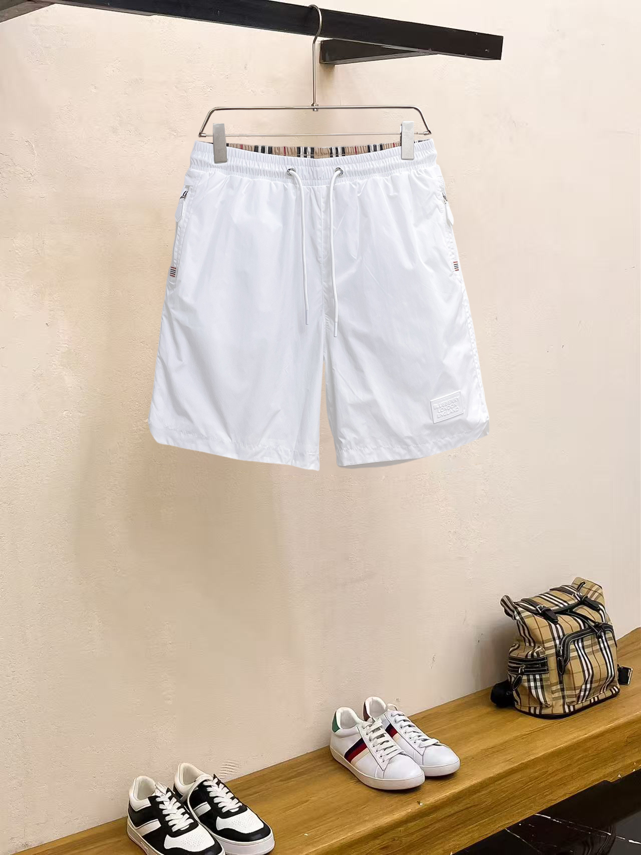 NO:857607,Burberry 2026 summer new original counter casual shorts, luxury classic brand original LOGO accessories, counter best-selling model. Very comfortable to wear, low-key yet luxurious, very classy to wear. Needless to say the trousers style and tailoring. The upper body is exquisite and high-end, first-class and top-quality materials. Really palace-level casual pants. The cotton of Turkey is selected for its outstanding quality. After heavy washing, the pants are very soft!  Don't be picky. The upper body is absolutely stylish and extremely luxurious. Please quote your height and weight when ordering sizes M-3XL.,,burberry,shorts,19860909巴宝莉 2026夏季新款原单专柜休闲短裤,奢华经典品牌原版LOGO配饰 专柜热销款 身穿着非常舒适 低调不失奢华 穿出去非常有档次 裤型款式和裁剪亦无需多言 上身精致跃然高档一等一顶级质料 真正殿堂级的休闲裤 选用土耳其的棉花品质卓然,经过重水洗使得裤子很柔软！不挑人 上身绝对的有型 极度奢华. 尺码M-3XL下单报身高体重.,,burberry,shorts,,Men's clothing