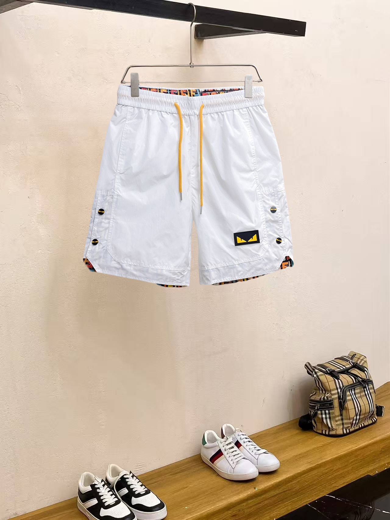 NO:857617,Fendi 2026 summer new original counter casual shorts, luxury classic brand original LOGO accessories, counter best-selling style, very comfortable to wear, low-key yet luxurious, very classy to wear. Needless to say the trousers style and tailoring, the upper body is exquisite and high-end, first-class and top-quality materials. Really palace-level casual pants. The cotton of Turkey is selected for its outstanding quality. After heavy washing, the pants are very soft!  Don't be picky, the upper body is absolutely stylish and extremely luxurious. Please quote your height and weight when ordering sizes M-3XL.,,fendi,shorts,19860909芬迪 2026夏季新款原单专柜休闲短裤,奢华经典品牌原版LOGO配饰 专柜热销款 身穿着非常舒适 低调不失奢华 穿出去非常有档次 裤型款式和裁剪亦无需多言 上身精致跃然高档一等一顶级质料 真正殿堂级的休闲裤 选用土耳其的棉花品质卓然,经过重水洗使得裤子很柔软！不挑人 上身绝对的有型 极度奢华. 尺码M-3XL下单报身高体重.,,fendi,shorts,,Men's clothing