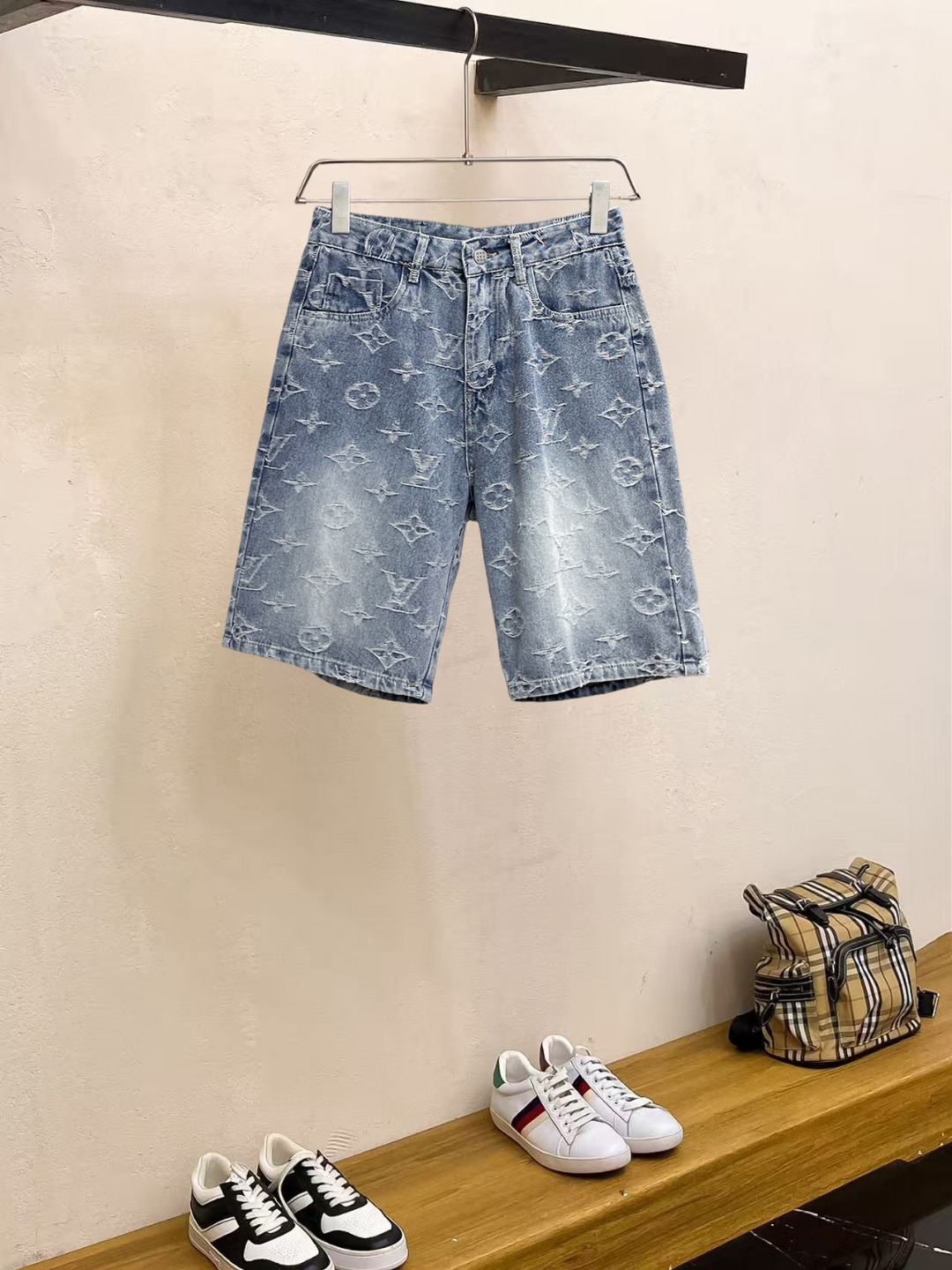 NO:857628,LV top-quality denim shorts 2026 spring and summer new arrival, original denim shorts, original heavy workmanship, brand classic LOGO design, complete with three standards!  Original hardware accessories. Customized denim fabrics at the counter, completely matched to the counter. You are welcome to try it on at the counter before buying. Don’t be afraid of comparing good products. Size M-3XL, Louis Vuitton, shorts,19860909LV 顶级货品牛仔短裤2026春夏新品,原单牛仔短裤 原版重工打造,品牌经典LOGO设计,三标齐全！原版五金辅料.专柜定制牛仔面料,完全对版专柜,欢迎专柜试穿后再购买,好货不怕比.码数M-3XL,,louis vuitton,shorts,,Men's clothing