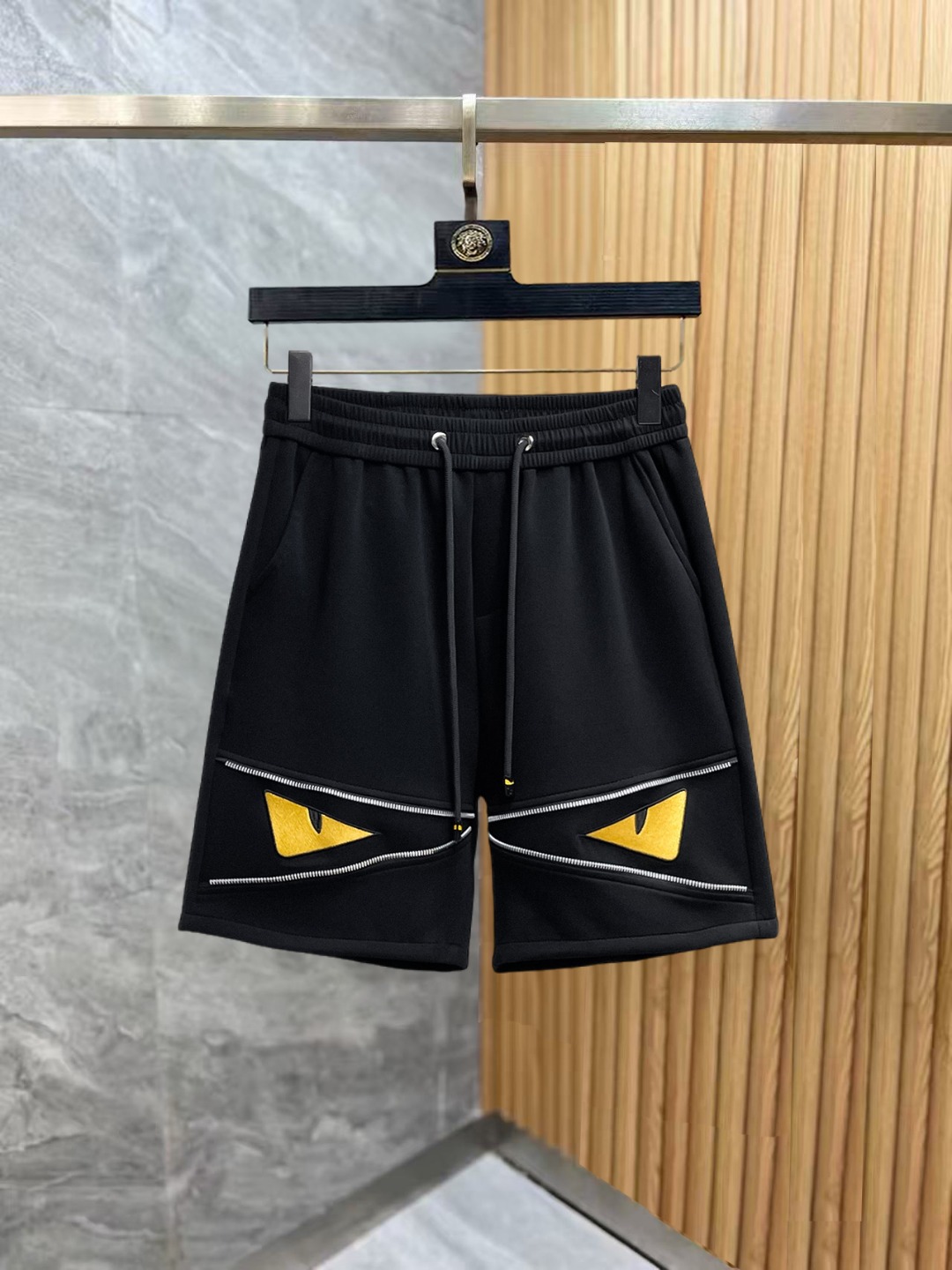 NO:876093,Fendi 2026 summer new original counter casual shorts, luxury classic brand original LOGO accessories, counter best-selling style, very comfortable to wear, low-key yet luxurious, very classy to wear. Needless to say the trousers style and tailoring, the upper body is exquisite and high-end, first-class and top-quality materials. Really palace-level casual pants. The cotton of Turkey is selected for its outstanding quality. After heavy washing, the pants are very soft!  Don't be picky, the upper body is absolutely stylish and extremely luxurious. Please quote your height and weight when ordering sizes M-3XL.,,fendi,shorts,19860909芬迪 2026夏季新款原单专柜休闲短裤,奢华经典品牌原版LOGO配饰 专柜热销款 身穿着非常舒适 低调不失奢华 穿出去非常有档次 裤型款式和裁剪亦无需多言 上身精致跃然高档一等一顶级质料 真正殿堂级的休闲裤 选用土耳其的棉花品质卓然,经过重水洗使得裤子很柔软！不挑人 上身绝对的有型 极度奢华. 尺码M-3XL下单报身高体重.,,fendi,shorts,,Men's clothing