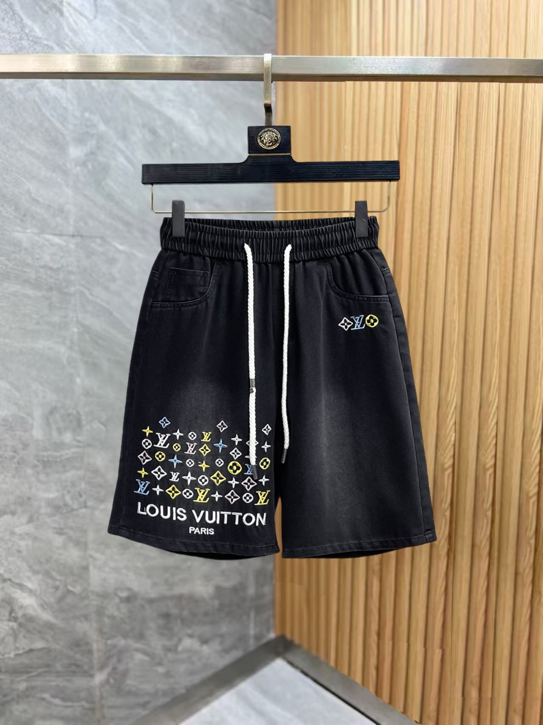 NO:876100,Lv 2026 summer new original counter casual shorts, luxury classic brand original LOGO accessories, counter best-selling style, very comfortable to wear, low-key yet luxurious, very classy to wear. Needless to say, the trousers style and tailoring. The upper body is exquisite and high-end, first-class and top-quality materials. Really palace-level casual pants. The cotton of Türkiye is of outstanding quality. After heavy washing, the pants are very soft!  Don't be picky. The upper body is absolutely stylish and extremely luxurious. Please quote your height and weight when ordering sizes M-3XL.,,louis vuitton,shorts,19860909Lv 2026夏季新款原单专柜休闲短裤,奢华经典品牌原版LOGO配饰 专柜热销款 身穿着非常舒适 低调不失奢华 穿出去非常有档次 裤型款式和裁剪亦无需多言 上身精致跃然高档一等一顶级质料 真正殿堂级的休闲裤 选用土耳其的棉花品质卓然,经过重水洗使得裤子很柔软！不挑人 上身绝对的有型 极度奢华. 尺码M-3XL下单报身高体重.,,louis vuitton,shorts,,Men's clothing