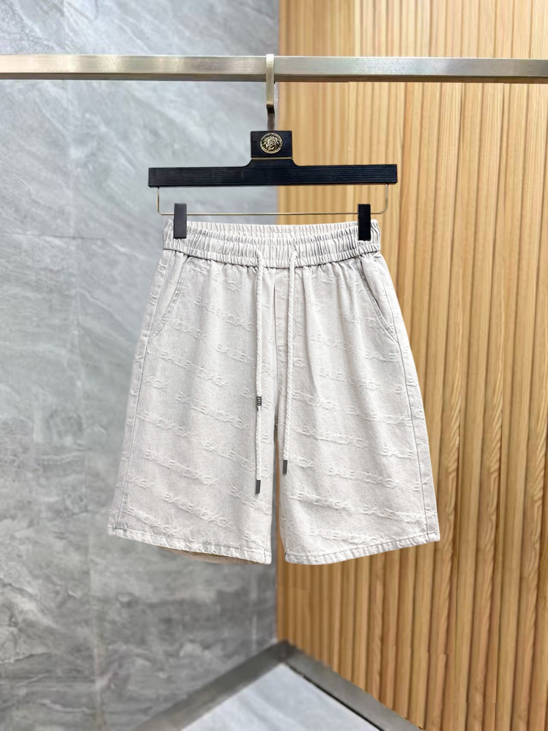 NO:876107,Balenciaga 2026 summer new original counter casual shorts, luxury classic brand original LOGO accessories, counter best-selling style. Very comfortable to wear, low-key yet luxurious, very classy to wear. Needless to say the trousers style and tailoring. The upper body is exquisite and high-end, first-class and top-quality materials. Really palace-level casual pants. The cotton of Turkey is selected for its outstanding quality. After heavy washing, the pants are very soft!  Don't be picky. The upper body is absolutely stylish and extremely luxurious. Please state your height and weight when ordering sizes M-3XL.,,balenciaga,shorts,19860909巴黎世家 2026夏季新款原单专柜休闲短裤,奢华经典品牌原版LOGO配饰 专柜热销款 身穿着非常舒适 低调不失奢华 穿出去非常有档次 裤型款式和裁剪亦无需多言 上身精致跃然高档一等一顶级质料 真正殿堂级的休闲裤 选用土耳其的棉花品质卓然,经过重水洗使得裤子很柔软！不挑人 上身绝对的有型 极度奢华. 尺码M-3XL下单报身高体重.,,balenciaga,shorts,,Men's clothing