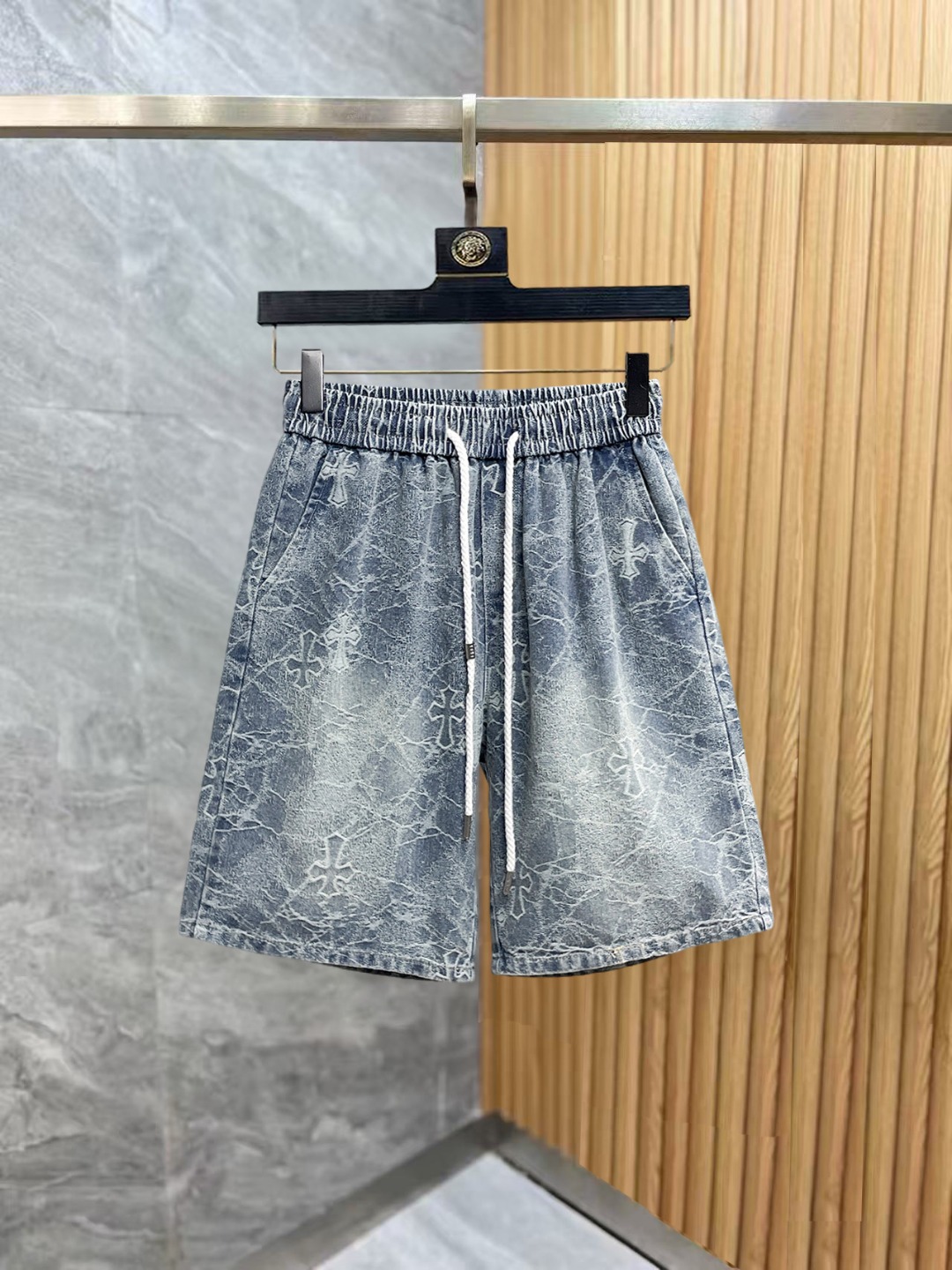 NO:876114,Kroxin 2026 summer new original counter casual shorts, luxury classic brand original LOGO accessories, counter best-selling model. Very comfortable to wear, low-key yet luxurious, very classy to wear. Needless to say the trousers style and tailoring. The upper body is exquisite and high-end, first-class and top-quality materials. Really palace-level casual pants. The cotton of Turkey is selected for its outstanding quality. After heavy washing, the pants are very soft!  Don't be picky. The upper body is absolutely stylish and extremely luxurious. Please state your height and weight when ordering sizes M-3XL.,,chrome hearts,shorts,19860909克罗心 2026夏季新款原单专柜休闲短裤,奢华经典品牌原版LOGO配饰 专柜热销款 身穿着非常舒适 低调不失奢华 穿出去非常有档次 裤型款式和裁剪亦无需多言 上身精致跃然高档一等一顶级质料 真正殿堂级的休闲裤 选用土耳其的棉花品质卓然,经过重水洗使得裤子很柔软！不挑人 上身绝对的有型 极度奢华. 尺码M-3XL下单报身高体重.,,chrome hearts,shorts,,Men's clothing