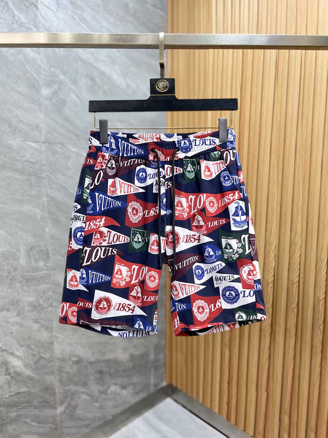 NO:876040,Lv 2026 summer new original counter casual shorts, luxury classic brand original LOGO accessories, counter best-selling style, very comfortable to wear, low-key yet luxurious, very classy to wear. Needless to say, the trousers style and tailoring. The upper body is exquisite and high-end, first-class and top-quality materials. Really palace-level casual pants. The cotton of Türkiye is of outstanding quality. After heavy washing, the pants are very soft!  Don't be picky. The upper body is absolutely stylish and extremely luxurious. Please quote your height and weight when ordering sizes M-3XL.,,louis vuitton,shorts,19860909Lv 2026夏季新款原单专柜休闲短裤,奢华经典品牌原版LOGO配饰 专柜热销款 身穿着非常舒适 低调不失奢华 穿出去非常有档次 裤型款式和裁剪亦无需多言 上身精致跃然高档一等一顶级质料 真正殿堂级的休闲裤 选用土耳其的棉花品质卓然,经过重水洗使得裤子很柔软！不挑人 上身绝对的有型 极度奢华. 尺码M-3XL下单报身高体重.,,louis vuitton,shorts,,Men's clothing