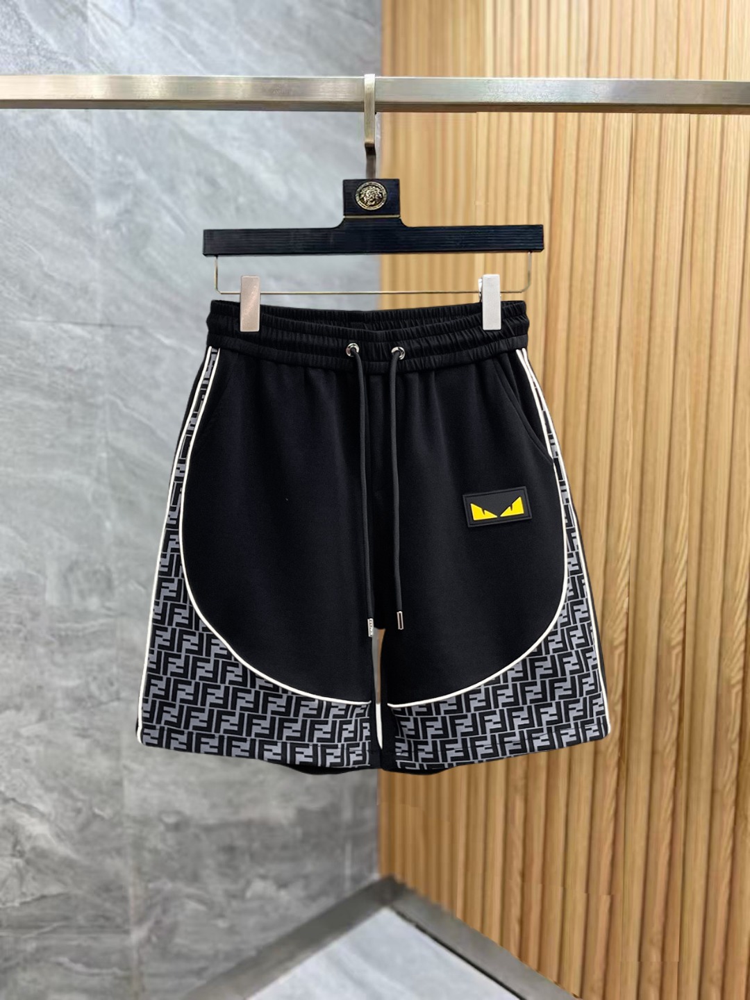 NO:876048,Fendi 2026 summer new original counter casual shorts, luxury classic brand original LOGO accessories, counter best-selling style, very comfortable to wear, low-key yet luxurious, very classy to wear. Needless to say the trousers style and tailoring, the upper body is exquisite and high-end, first-class and top-quality materials. Really palace-level casual pants. The cotton of Turkey is selected for its outstanding quality. After heavy washing, the pants are very soft!  Don't be picky, the upper body is absolutely stylish and extremely luxurious. Please quote your height and weight when ordering sizes M-3XL.,,fendi,shorts,19860909芬迪 2026夏季新款原单专柜休闲短裤,奢华经典品牌原版LOGO配饰 专柜热销款 身穿着非常舒适 低调不失奢华 穿出去非常有档次 裤型款式和裁剪亦无需多言 上身精致跃然高档一等一顶级质料 真正殿堂级的休闲裤 选用土耳其的棉花品质卓然,经过重水洗使得裤子很柔软！不挑人 上身绝对的有型 极度奢华. 尺码M-3XL下单报身高体重.,,fendi,shorts,,Men's clothing