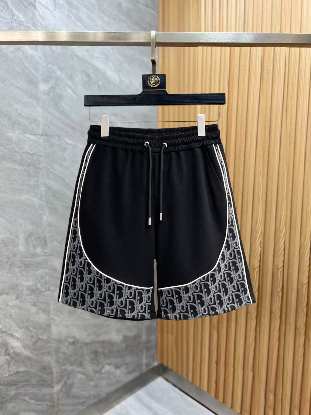 NO:876056,Dior's new 2026 summer original counter casual shorts, luxury classic brand original LOGO accessories, counter best-selling style, very comfortable to wear, low-key yet luxurious, very classy to wear. Needless to say the trousers style and tailoring, the upper body is exquisite and high-end, first-class and top-quality materials. Really palace-level casual pants. The cotton of Turkey is selected for its outstanding quality. After heavy washing, the pants are very soft!  Don't be picky. The upper body is absolutely stylish and extremely luxurious. Please state your height and weight when placing an order for sizes M-3XL.,,dior,shorts,19860909迪奥 2026夏季新款原单专柜休闲短裤,奢华经典品牌原版LOGO配饰 专柜热销款 身穿着非常舒适 低调不失奢华 穿出去非常有档次 裤型款式和裁剪亦无需多言 上身精致跃然高档一等一顶级质料 真正殿堂级的休闲裤 选用土耳其的棉花品质卓然,经过重水洗使得裤子很柔软！不挑人 上身绝对的有型 极度奢华. 尺码M-3XL下单报身高体重.,,dior,shorts,,Men's clothing
