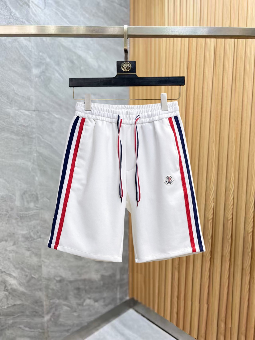 NO:876066,Mengkou 2026 summer new original counter casual shorts, luxury classic brand original LOGO accessories, counter best-selling style, very comfortable to wear, low-key yet luxurious, very classy to wear. Needless to say the trousers style and tailoring, the upper body is exquisite and high-end, first-class and top-quality materials. Really palace-level casual pants. The cotton of Turkey is selected for its outstanding quality. After heavy washing, the pants are very soft!  Don't be picky. The upper body is absolutely stylish and extremely luxurious. Please state your height and weight when ordering sizes M-3XL.,,Moncler,shorts,19860909蒙口 2026夏季新款原单专柜休闲短裤,奢华经典品牌原版LOGO配饰 专柜热销款 身穿着非常舒适 低调不失奢华 穿出去非常有档次 裤型款式和裁剪亦无需多言 上身精致跃然高档一等一顶级质料 真正殿堂级的休闲裤 选用土耳其的棉花品质卓然,经过重水洗使得裤子很柔软！不挑人 上身绝对的有型 极度奢华. 尺码M-3XL下单报身高体重.,,Moncler,shorts,,Men's clothing