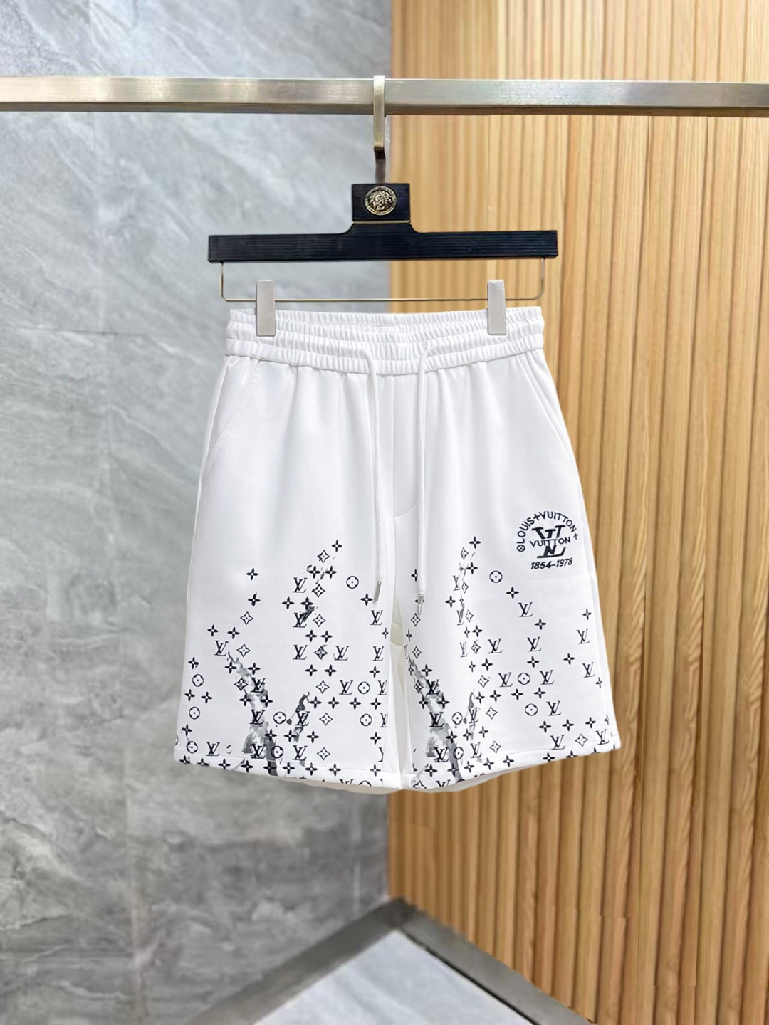 NO:876076,Lv 2026 summer new original counter casual shorts, luxury classic brand original LOGO accessories, counter best-selling style, very comfortable to wear, low-key yet luxurious, very classy to wear. Needless to say, the trousers style and tailoring. The upper body is exquisite and high-end, first-class and top-quality materials. Really palace-level casual pants. The cotton of Türkiye is of outstanding quality. After heavy washing, the pants are very soft!  Don't be picky. The upper body is absolutely stylish and extremely luxurious. Please quote your height and weight when ordering sizes M-3XL.,,louis vuitton,shorts,19860909Lv 2026夏季新款原单专柜休闲短裤,奢华经典品牌原版LOGO配饰 专柜热销款 身穿着非常舒适 低调不失奢华 穿出去非常有档次 裤型款式和裁剪亦无需多言 上身精致跃然高档一等一顶级质料 真正殿堂级的休闲裤 选用土耳其的棉花品质卓然,经过重水洗使得裤子很柔软！不挑人 上身绝对的有型 极度奢华. 尺码M-3XL下单报身高体重.,,louis vuitton,shorts,,Men's clothing