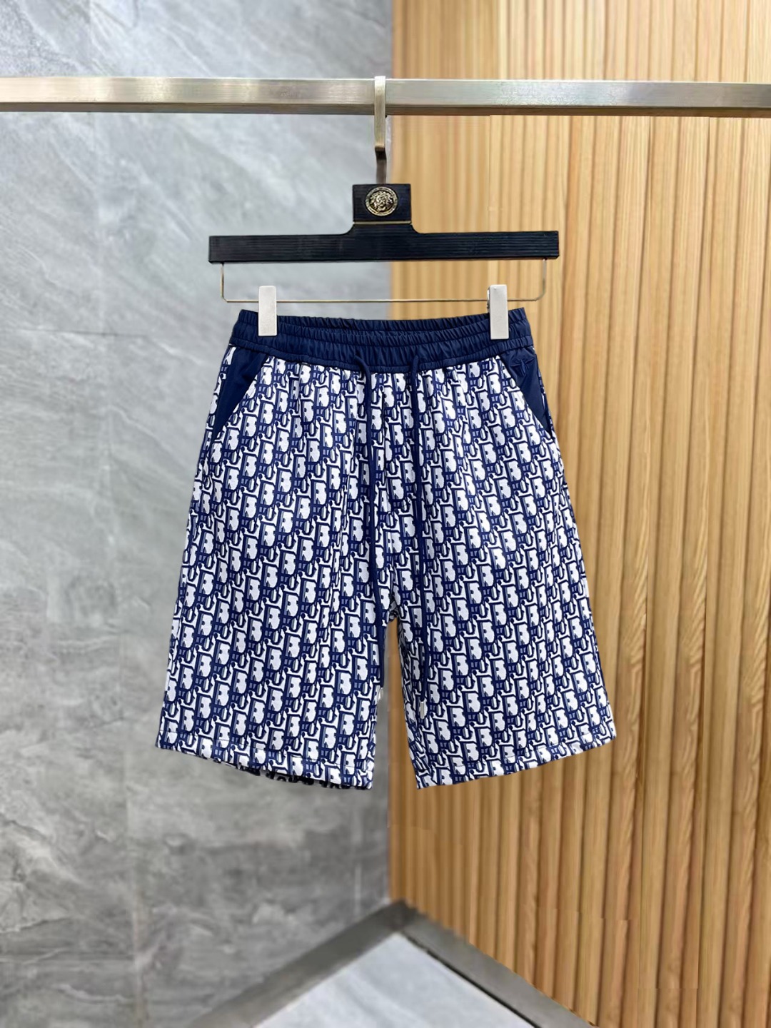 NO:876085,Dior's new 2026 summer original counter casual shorts, luxury classic brand original LOGO accessories, counter best-selling style, very comfortable to wear, low-key yet luxurious, very classy to wear. Needless to say the trousers style and tailoring, the upper body is exquisite and high-end, first-class and top-quality materials. Really palace-level casual pants. The cotton of Turkey is selected for its outstanding quality. After heavy washing, the pants are very soft!  Don't be picky. The upper body is absolutely stylish and extremely luxurious. Please state your height and weight when placing an order for sizes M-3XL.,,dior,shorts,19860909迪奥 2026夏季新款原单专柜休闲短裤,奢华经典品牌原版LOGO配饰 专柜热销款 身穿着非常舒适 低调不失奢华 穿出去非常有档次 裤型款式和裁剪亦无需多言 上身精致跃然高档一等一顶级质料 真正殿堂级的休闲裤 选用土耳其的棉花品质卓然,经过重水洗使得裤子很柔软！不挑人 上身绝对的有型 极度奢华. 尺码M-3XL下单报身高体重.,,dior,shorts,,Men's clothing