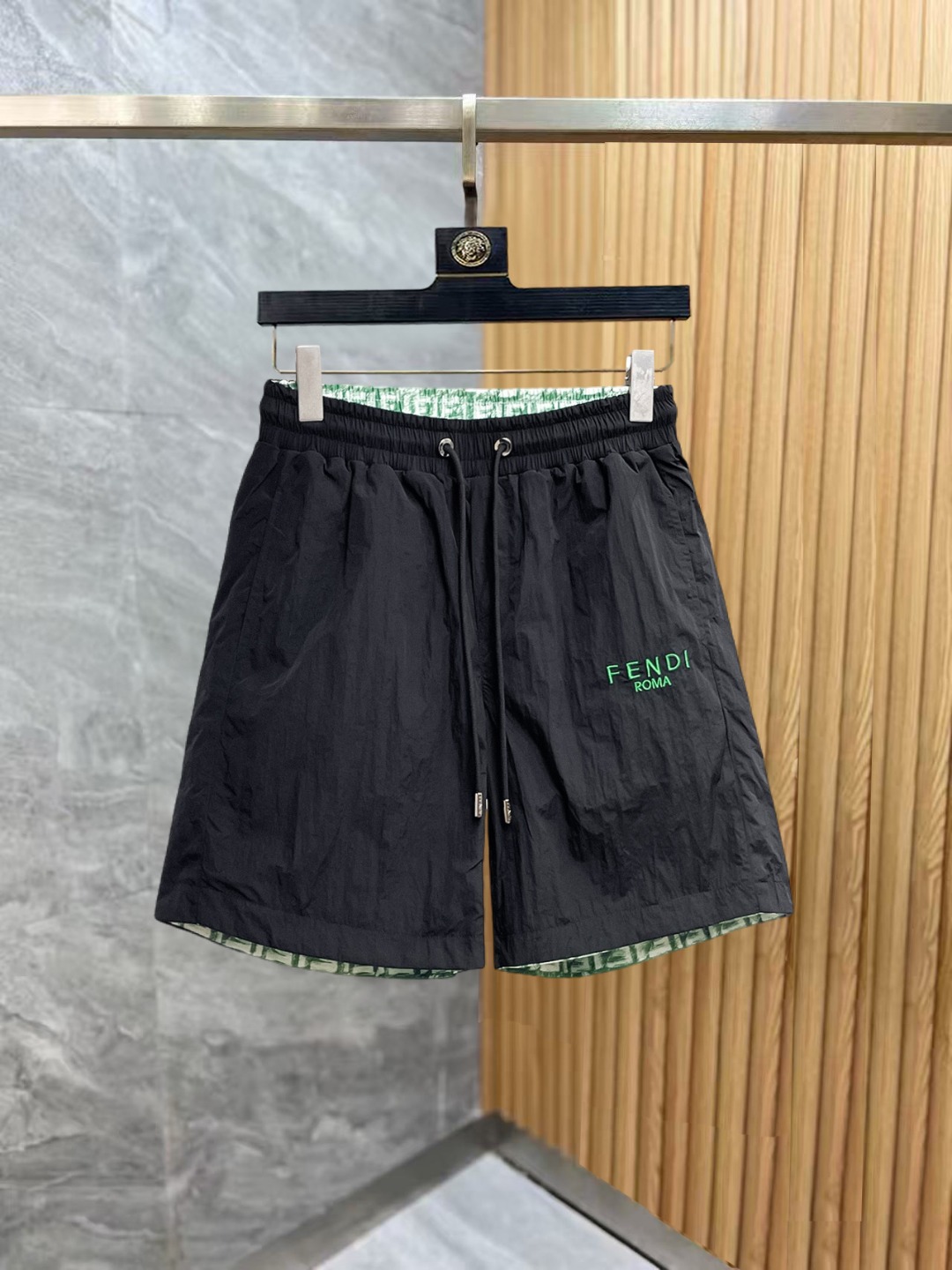 NO:876092,Fendi 2026 summer new original counter casual shorts, luxury classic brand original LOGO accessories, counter best-selling style, very comfortable to wear, low-key yet luxurious, very classy to wear. Needless to say the trousers style and tailoring, the upper body is exquisite and high-end, first-class and top-quality materials. Really palace-level casual pants. The cotton of Turkey is selected for its outstanding quality. After heavy washing, the pants are very soft!  Don't be picky, the upper body is absolutely stylish and extremely luxurious. Please quote your height and weight when ordering sizes M-3XL.,,fendi,shorts,19860909芬迪 2026夏季新款原单专柜休闲短裤,奢华经典品牌原版LOGO配饰 专柜热销款 身穿着非常舒适 低调不失奢华 穿出去非常有档次 裤型款式和裁剪亦无需多言 上身精致跃然高档一等一顶级质料 真正殿堂级的休闲裤 选用土耳其的棉花品质卓然,经过重水洗使得裤子很柔软！不挑人 上身绝对的有型 极度奢华. 尺码M-3XL下单报身高体重.,,fendi,shorts,,Men's clothing