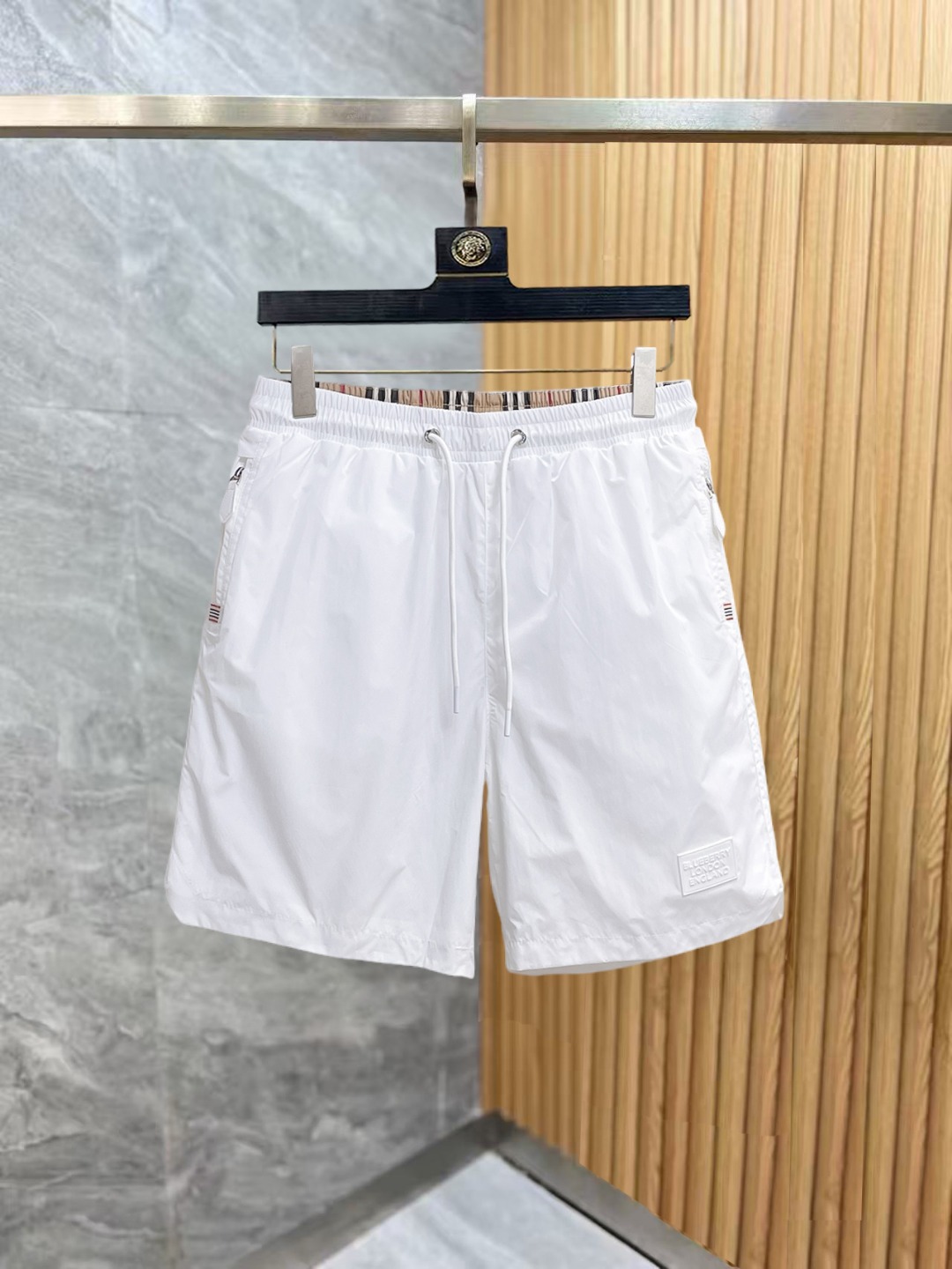NO:876106,Burberry 2026 summer new original counter casual shorts, luxury classic brand original LOGO accessories, counter best-selling model. Very comfortable to wear, low-key yet luxurious, very classy to wear. Needless to say the trousers style and tailoring. The upper body is exquisite and high-end, first-class and top-quality materials. Really palace-level casual pants. The cotton of Turkey is selected for its outstanding quality. After heavy washing, the pants are very soft!  Don't be picky. The upper body is absolutely stylish and extremely luxurious. Please quote your height and weight when ordering sizes M-3XL.,,burberry,shorts,19860909巴宝莉 2026夏季新款原单专柜休闲短裤,奢华经典品牌原版LOGO配饰 专柜热销款 身穿着非常舒适 低调不失奢华 穿出去非常有档次 裤型款式和裁剪亦无需多言 上身精致跃然高档一等一顶级质料 真正殿堂级的休闲裤 选用土耳其的棉花品质卓然,经过重水洗使得裤子很柔软！不挑人 上身绝对的有型 极度奢华. 尺码M-3XL下单报身高体重.,,burberry,shorts,,Men's clothing