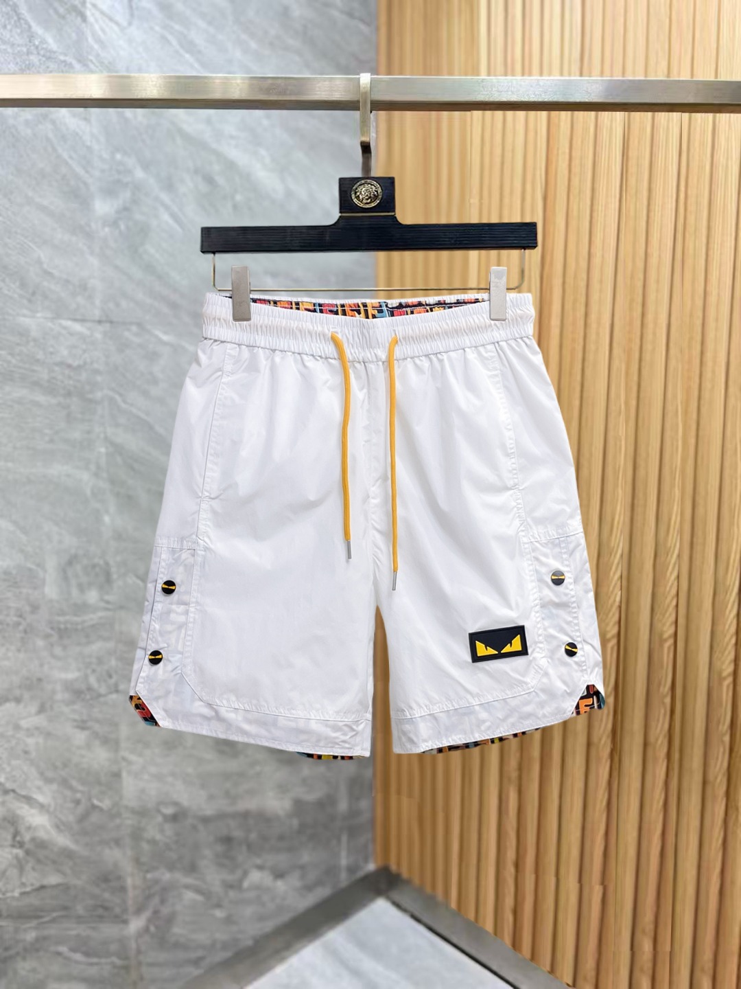 NO:876113,Fendi 2026 summer new original counter casual shorts, luxury classic brand original LOGO accessories, counter best-selling style, very comfortable to wear, low-key yet luxurious, very classy to wear. Needless to say the trousers style and tailoring, the upper body is exquisite and high-end, first-class and top-quality materials. Really palace-level casual pants. The cotton of Turkey is selected for its outstanding quality. After heavy washing, the pants are very soft!  Don't be picky, the upper body is absolutely stylish and extremely luxurious. Please quote your height and weight when ordering sizes M-3XL.,,fendi,shorts,19860909芬迪 2026夏季新款原单专柜休闲短裤,奢华经典品牌原版LOGO配饰 专柜热销款 身穿着非常舒适 低调不失奢华 穿出去非常有档次 裤型款式和裁剪亦无需多言 上身精致跃然高档一等一顶级质料 真正殿堂级的休闲裤 选用土耳其的棉花品质卓然,经过重水洗使得裤子很柔软！不挑人 上身绝对的有型 极度奢华. 尺码M-3XL下单报身高体重.,,fendi,shorts,,Men's clothing