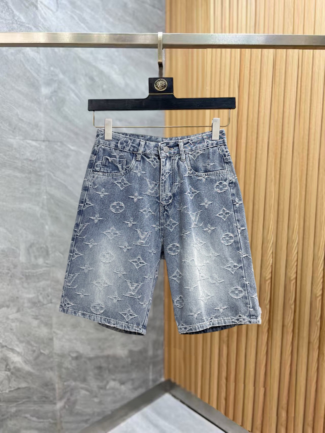NO:876119,LV top-quality denim shorts 2026 spring and summer new arrival, original denim shorts, original heavy workmanship, brand classic LOGO design, complete with three standards!  Original hardware accessories. Customized denim fabrics at the counter, completely matched to the counter. You are welcome to try it on at the counter before buying. Don’t be afraid of comparing good products. Size M-3XL, Louis Vuitton, shorts,19860909LV 顶级货品牛仔短裤2026春夏新品,原单牛仔短裤 原版重工打造,品牌经典LOGO设计,三标齐全！原版五金辅料.专柜定制牛仔面料,完全对版专柜,欢迎专柜试穿后再购买,好货不怕比.码数M-3XL,,louis vuitton,shorts,,Men's clothing