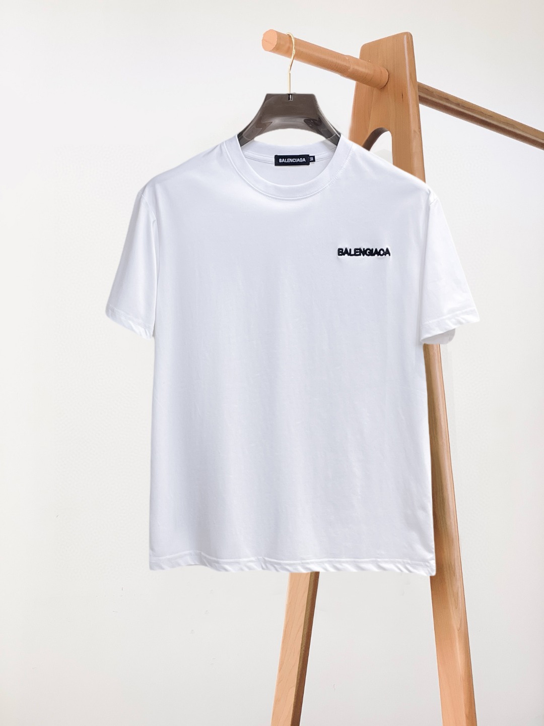 NO:847681,Balenciaga's top products 2026 spring and summer new debut counter latest short-sleeved round neck T-shirt, high-end customization, avant-garde and fashionable design!  The brand logo is designed with heavy craftsmanship. High-end customized 260g fabric. Soft to the touch. Comfortable to wear. Exquisite stitching at the counter level. Fine workmanship. The upper body effect is incomparably handsome!  A must-have item for a stylish man!  Size M-XXXL,,balenciaga,T-shirt,tees,t-shirt,19860909巴黎世家 顶级货品2026春夏新款首发专柜最新款短袖圆领T恤 高端订制 设计前卫时尚！品牌logo重工艺设计 高端定制260克面料.手感柔软.穿着舒适.专柜级别精致车线.做工精细.上身效果无敌帅气！型男必备单品！码数M-XXXL,,balenciaga,T-shirt,tees，t-shirt,,Men's clothing