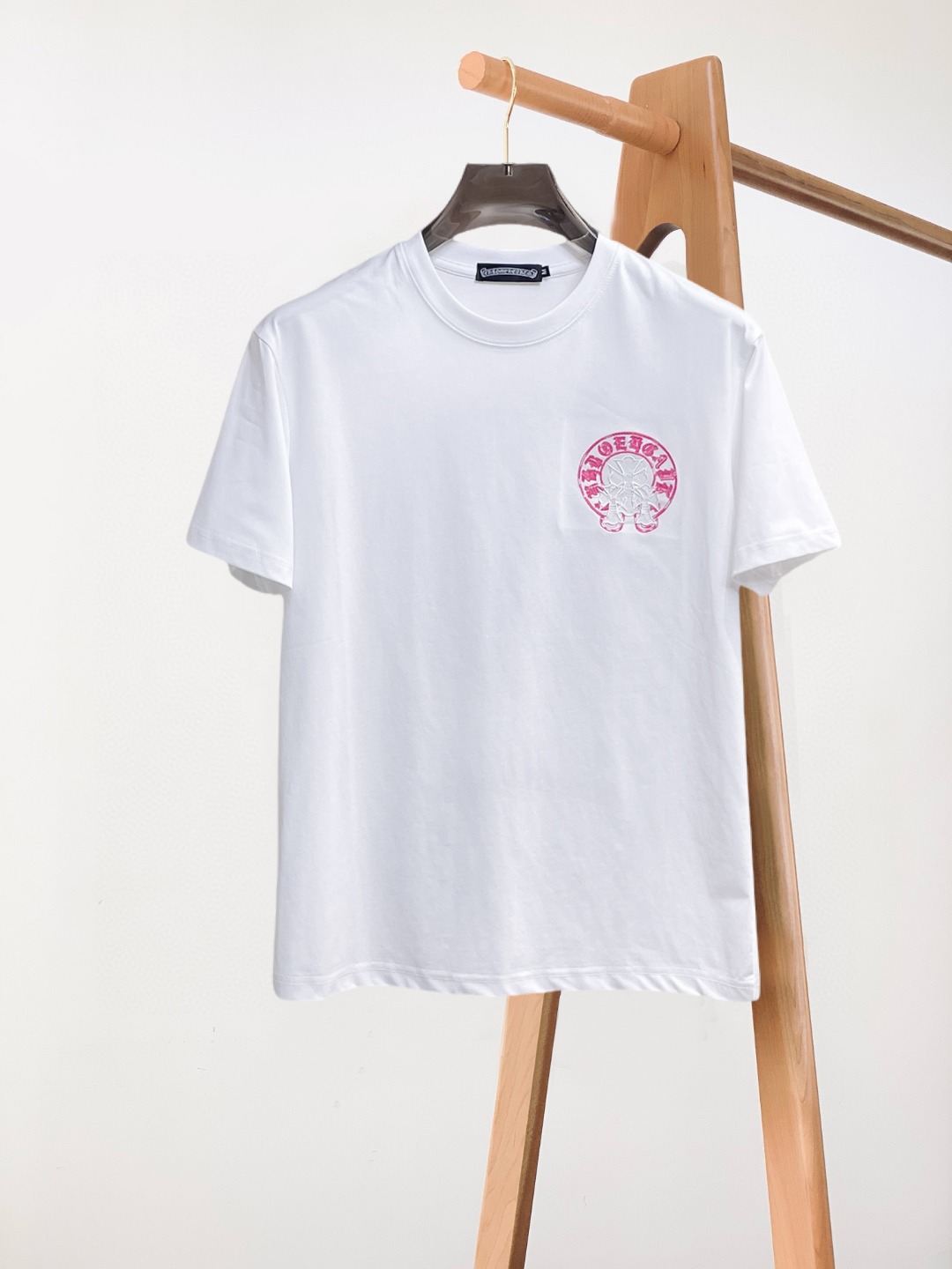 NO:847684,Kroxin's top products 2026 spring and summer new debut counter latest short-sleeved round neck T-shirt, high-end custom design, avant-garde and fashionable!  The brand logo is designed with heavy craftsmanship. High-end customized 260g fabric. Soft to the touch. Comfortable to wear. Exquisite stitching at the counter level. Fine workmanship. The upper body effect is incomparably handsome!  A must-have item for a stylish man!  Size M-XXXL,,chrome hearts,T-shirt,tees,t-shirt,19860909克罗心 顶级货品2026春夏新款首发专柜最新款短袖圆领T恤 高端订制 设计前卫时尚！品牌logo重工艺设计 高端定制260克面料.手感柔软.穿着舒适.专柜级别精致车线.做工精细.上身效果无敌帅气！型男必备单品！码数M-XXXL,,chrome hearts,T-shirt,tees，t-shirt,,Men's clothing