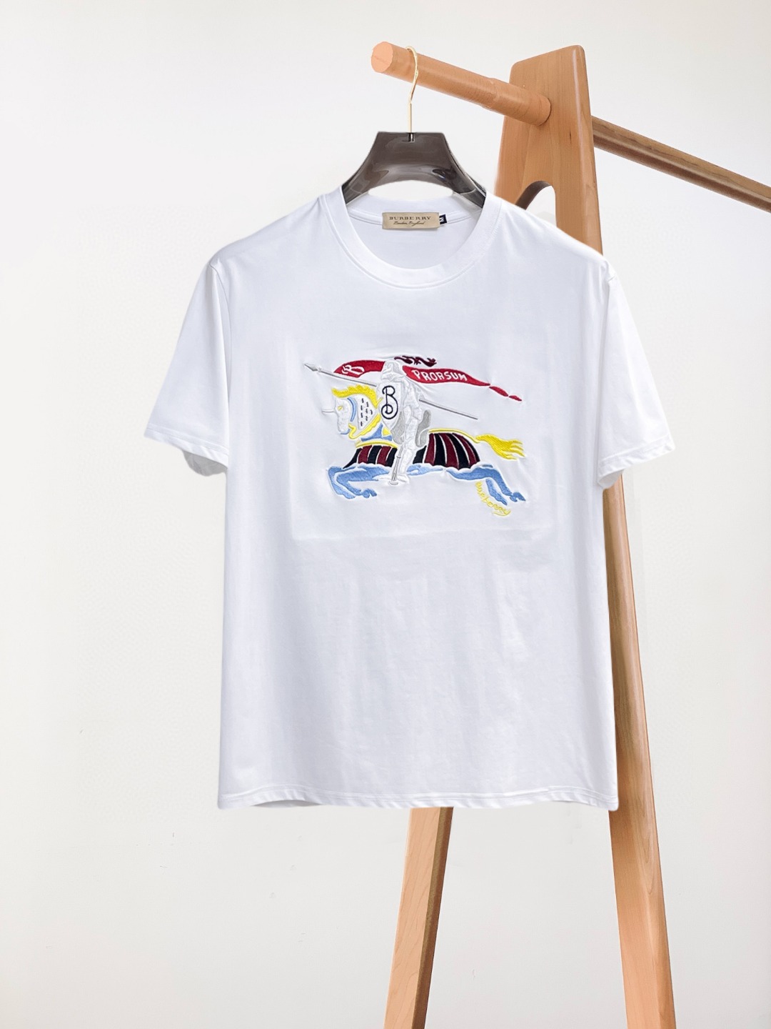 NO:847687,Burberry's top products 2026 spring and summer new debut counter latest short-sleeved round neck T-shirt, high-end custom design, avant-garde and fashionable!  The brand logo is designed with heavy craftsmanship. High-end customized 260g fabric. Soft to the touch. Comfortable to wear. Exquisite stitching at the counter level. Fine workmanship. The upper body effect is incomparably handsome!  A must-have item for a stylish man!  Size M-XXXL,,burberry,T-shirt,tees,t-shirt,19860909巴宝莉 顶级货品2026春夏新款首发专柜最新款短袖圆领T恤 高端订制 设计前卫时尚！品牌logo重工艺设计 高端定制260克面料.手感柔软.穿着舒适.专柜级别精致车线.做工精细.上身效果无敌帅气！型男必备单品！码数M-XXXL,,burberry,T-shirt,tees，t-shirt,,Men's clothing