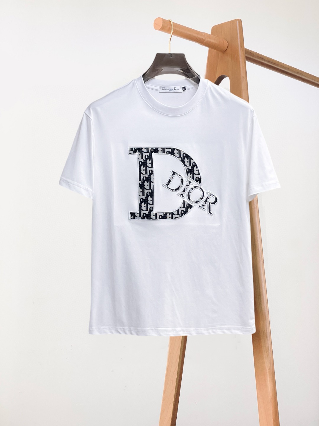 NO:847690,Dior's top products 2026 spring and summer new debut counter latest short-sleeved round neck T-shirt, high-end customization, avant-garde and fashionable design!  The brand logo is designed with heavy craftsmanship. High-end customized 260g fabric. Soft to the touch. Comfortable to wear. Exquisite stitching at the counter level. Fine workmanship. The upper body effect is incomparably handsome!  A must-have item for a stylish man!  Size M-XXXL,,dior,T-shirt,tees,t-shirt,19860909迪奥 顶级货品2026春夏新款首发专柜最新款短袖圆领T恤 高端订制 设计前卫时尚！品牌logo重工艺设计 高端定制260克面料.手感柔软.穿着舒适.专柜级别精致车线.做工精细.上身效果无敌帅气！型男必备单品！码数M-XXXL,,dior,T-shirt,tees，t-shirt,,Men's clothing