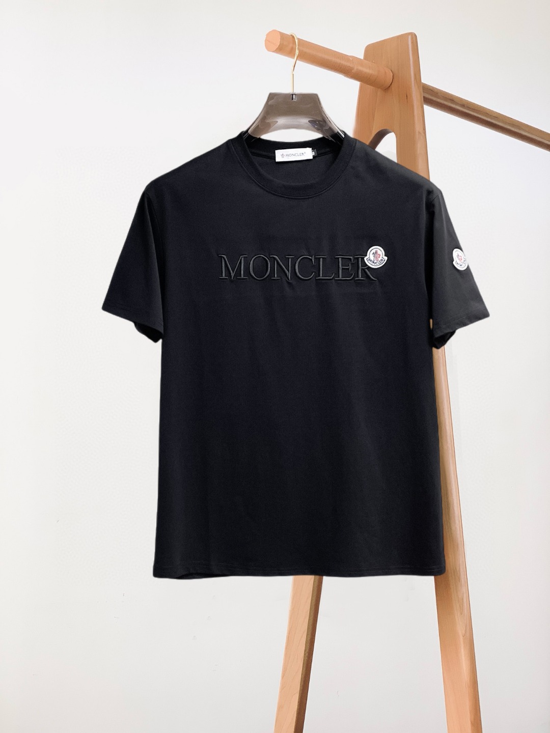 NO:847693,Mengkou's top products 2026 spring and summer new debut counter latest short-sleeved round neck T-shirt, high-end custom design, avant-garde and fashionable!  The brand logo is designed with heavy craftsmanship. High-end customized 260g fabric. Soft to the touch. Comfortable to wear. Exquisite stitching at the counter level. Fine workmanship. The upper body effect is incomparably handsome!  A must-have item for a stylish man!  Size M-XXXL,,Moncler,T-shirt,tees,t-shirt,19860909蒙口 顶级货品2026春夏新款首发专柜最新款短袖圆领T恤 高端订制 设计前卫时尚！品牌logo重工艺设计 高端定制260克面料.手感柔软.穿着舒适.专柜级别精致车线.做工精细.上身效果无敌帅气！型男必备单品！码数M-XXXL,,Moncler,T-shirt,tees，t-shirt,,Men's clothing