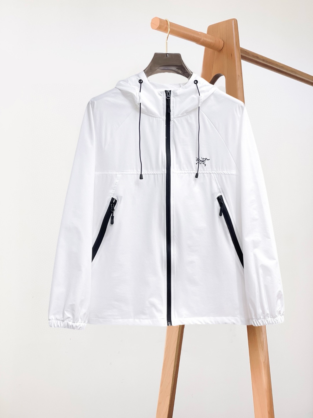 NO:847666,Arc'teryx 2026 summer sun protection clothing is a must-have for summer travel. It is synchronized with overseas stores. Thin and high-quality fabrics are luxurious and advanced customization. Anyone can easily control it. Imported polyfiber fabrics are supplied by customers. They are soft, comfortable and stylish. Sweat-absorbent and breathable. Ordered by a foreign trade company. Produced by domestic first-line OEM factories. Customized high-density fabrics that do not change shape after being passed through water. Luxurious upper body looks youthful. A must-have for street fashion and home. Size M～3XL L wears 175/140 pounds  Place an order and report your height and weight, arc'teryx,19860909始祖鸟 2026夏季防晒衣夏季旅游出行必备海外专柜同步 轻薄高品质面料奢华高级定制 任何人都可以轻松驾驭,客供进口聚纤维面料 手软舒适有型 吸汗透气 ,外贸公司订单,n国内一线代工厂出品,订制高密度面料,过水不变型,奢华上身显年轻,街头时尚居家必备款.码数M～3XL L穿175/140斤 下单报身高体重,arc'teryx,,Men's clothing