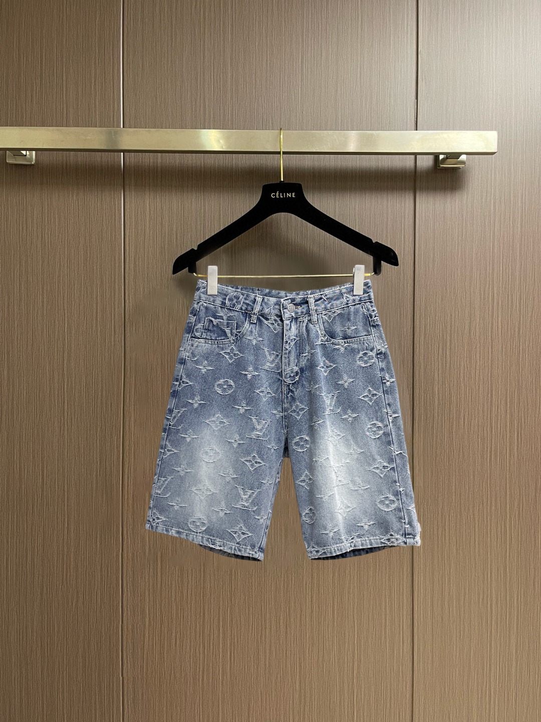 NO:847727,LV top-quality denim shorts 2026 spring and summer new arrival, original denim shorts, original heavy workmanship, brand classic LOGO design, complete with three standards!  Original hardware accessories. Customized denim fabrics at the counter, completely matched to the counter. You are welcome to try it on at the counter before buying. Don’t be afraid of comparing good products. Size M-3XL, Louis Vuitton, shorts,19860909LV 顶级货品牛仔短裤2026春夏新品,原单牛仔短裤 原版重工打造,品牌经典LOGO设计,三标齐全！原版五金辅料.专柜定制牛仔面料,完全对版专柜,欢迎专柜试穿后再购买,好货不怕比.码数M-3XL,,louis vuitton,shorts,,Men's clothing
