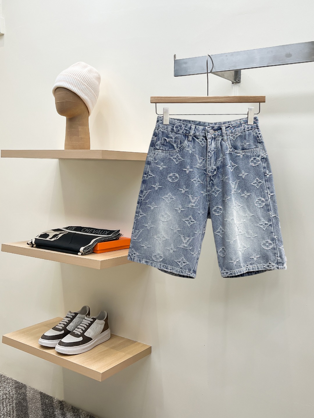 NO:838164,LV top-quality denim shorts 2026 spring and summer new arrival, original denim shorts, original heavy workmanship, brand classic LOGO design, complete with three standards!  Original hardware accessories. Customized denim fabrics at the counter, completely matched to the counter. You are welcome to try it on at the counter before buying. Don’t be afraid of comparing good products. Size M-3XL, Louis Vuitton, shorts,19860909LV 顶级货品牛仔短裤2026春夏新品,原单牛仔短裤 原版重工打造,品牌经典LOGO设计,三标齐全！原版五金辅料.专柜定制牛仔面料,完全对版专柜,欢迎专柜试穿后再购买,好货不怕比.码数M-3XL,,louis vuitton,shorts,,Men's clothing