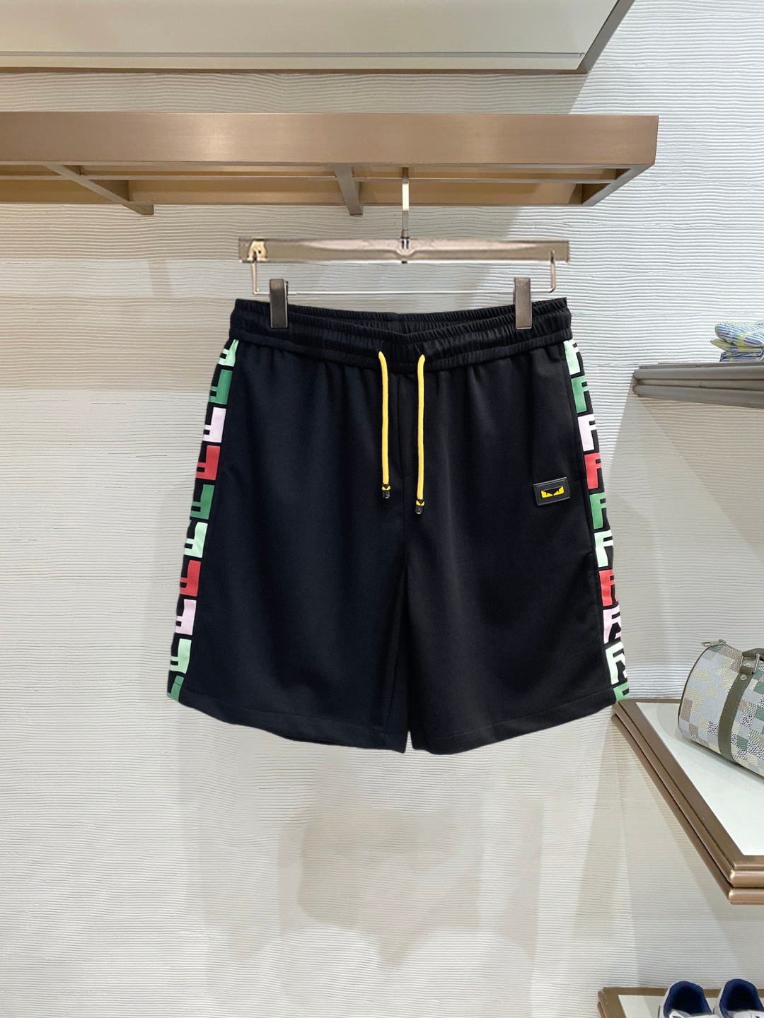 NO:840513,Fendi 2026 summer new original counter casual shorts, luxury classic brand original LOGO accessories, counter best-selling style, very comfortable to wear, low-key yet luxurious, very classy to wear. Needless to say the trousers style and tailoring, the upper body is exquisite and high-end, first-class and top-quality materials. Really palace-level casual pants. The cotton of Turkey is selected for its outstanding quality. After heavy washing, the pants are very soft!  Don't be picky, the upper body is absolutely stylish and extremely luxurious. Please quote your height and weight when ordering sizes M-3XL.,,fendi,shorts,19860909芬迪 2026夏季新款原单专柜休闲短裤,奢华经典品牌原版LOGO配饰 专柜热销款 身穿着非常舒适 低调不失奢华 穿出去非常有档次 裤型款式和裁剪亦无需多言 上身精致跃然高档一等一顶级质料 真正殿堂级的休闲裤 选用土耳其的棉花品质卓然,经过重水洗使得裤子很柔软！不挑人 上身绝对的有型 极度奢华. 尺码M-3XL下单报身高体重.,,fendi,shorts,,Men's clothing