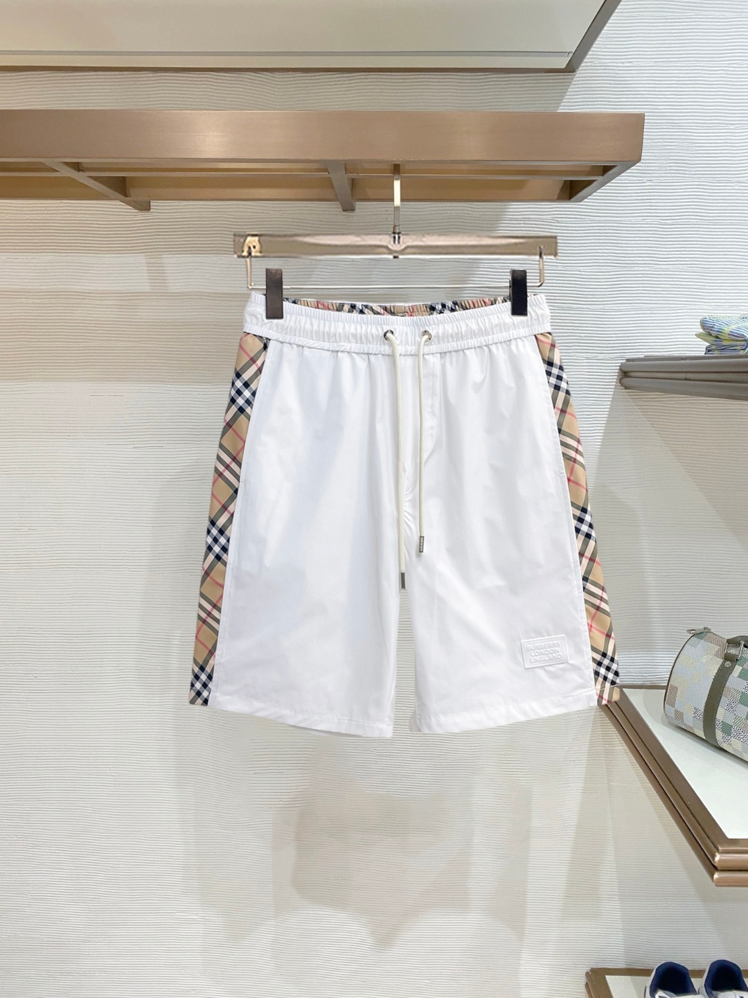 NO:840515,Burberry 2026 summer new original counter casual shorts, luxury classic brand original LOGO accessories, counter best-selling model. Very comfortable to wear, low-key yet luxurious, very classy to wear. Needless to say the trousers style and tailoring. The upper body is exquisite and high-end, first-class and top-quality materials. Really palace-level casual pants. The cotton of Turkey is selected for its outstanding quality. After heavy washing, the pants are very soft!  Don't be picky. The upper body is absolutely stylish and extremely luxurious. Please quote your height and weight when ordering sizes M-3XL.,,burberry,shorts,19860909巴宝莉 2026夏季新款原单专柜休闲短裤,奢华经典品牌原版LOGO配饰 专柜热销款 身穿着非常舒适 低调不失奢华 穿出去非常有档次 裤型款式和裁剪亦无需多言 上身精致跃然高档一等一顶级质料 真正殿堂级的休闲裤 选用土耳其的棉花品质卓然,经过重水洗使得裤子很柔软！不挑人 上身绝对的有型 极度奢华. 尺码M-3XL下单报身高体重.,,burberry,shorts,,Men's clothing