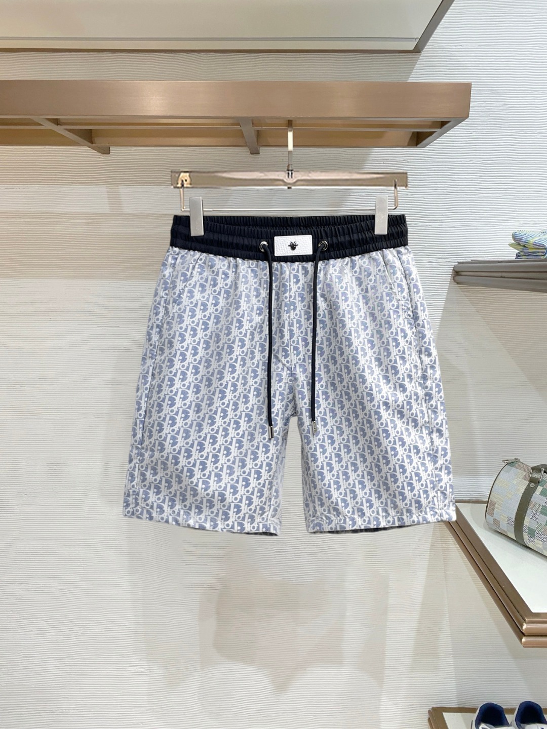 NO:840517,Dior's new 2026 summer original counter casual shorts, luxury classic brand original LOGO accessories, counter best-selling style, very comfortable to wear, low-key yet luxurious, very classy to wear. Needless to say the trousers style and tailoring, the upper body is exquisite and high-end, first-class and top-quality materials. Really palace-level casual pants. The cotton of Turkey is selected for its outstanding quality. After heavy washing, the pants are very soft!  Don't be picky. The upper body is absolutely stylish and extremely luxurious. Please state your height and weight when placing an order for sizes M-3XL.,,dior,shorts,19860909迪奥 2026夏季新款原单专柜休闲短裤,奢华经典品牌原版LOGO配饰 专柜热销款 身穿着非常舒适 低调不失奢华 穿出去非常有档次 裤型款式和裁剪亦无需多言 上身精致跃然高档一等一顶级质料 真正殿堂级的休闲裤 选用土耳其的棉花品质卓然,经过重水洗使得裤子很柔软！不挑人 上身绝对的有型 极度奢华. 尺码M-3XL下单报身高体重.,,dior,shorts,,Men's clothing