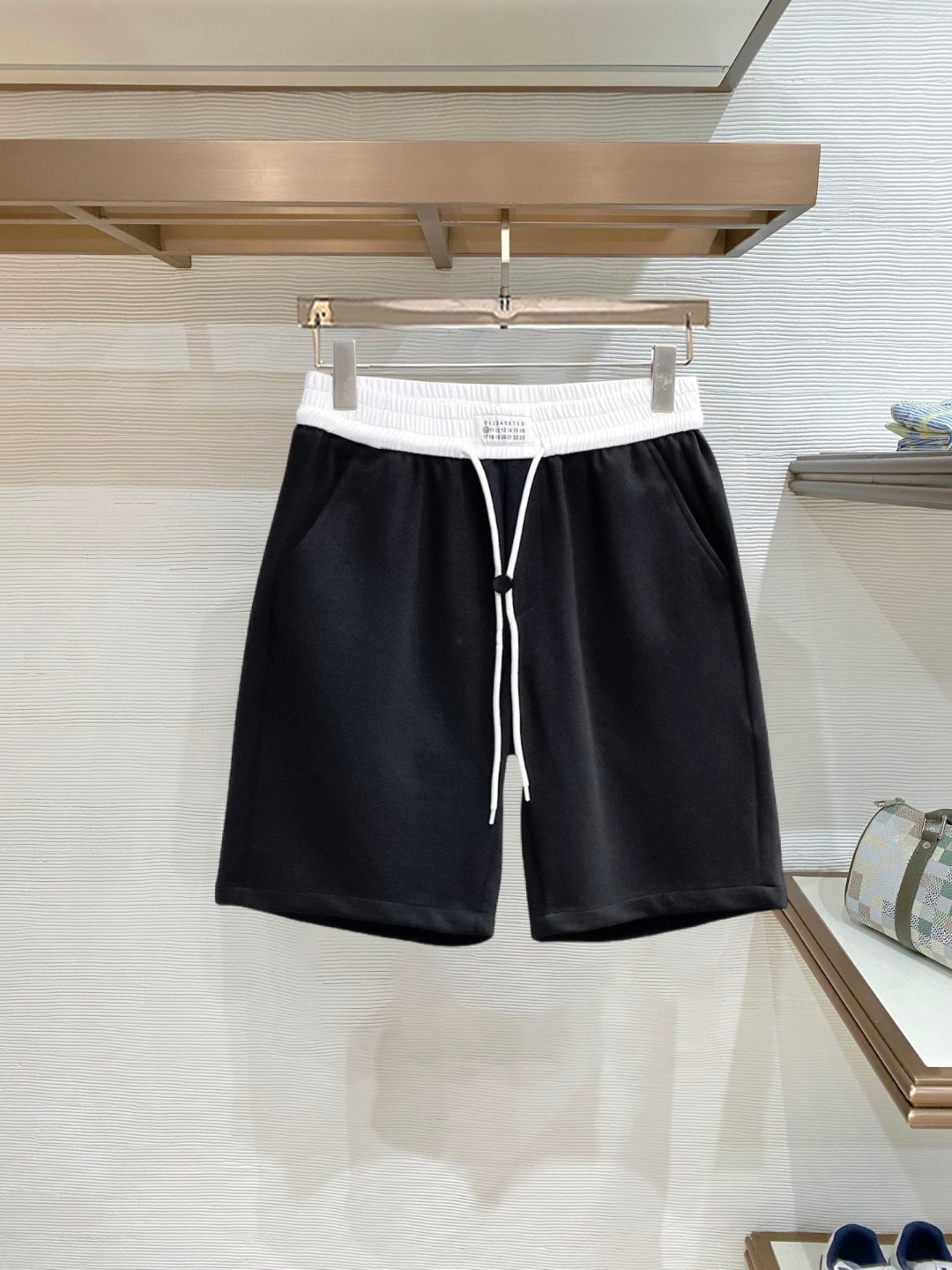 NO:840520,Margiela's 2026 summer new original counter casual shorts, luxury classic brand original LOGO accessories, counter best-selling style, very comfortable to wear, low-key yet luxurious, very classy to wear. Needless to say, the style and tailoring of the pants. The upper body is exquisite and high-end, made of first-class top quality materials. Really palace-level casual pants. The cotton of Turkey is selected for its outstanding quality. After heavy washing, the pants are very soft!  Don't be picky, the upper body is absolutely stylish and extremely luxurious. Please state your height and weight when ordering sizes M-3XL.,,masion margiela,shorts,19860909马吉拉 2026夏季新款原单专柜休闲短裤,奢华经典品牌原版LOGO配饰 专柜热销款 身穿着非常舒适 低调不失奢华 穿出去非常有档次 裤型款式和裁剪亦无需多言 上身精致跃然高档一等一顶级质料 真正殿堂级的休闲裤 选用土耳其的棉花品质卓然,经过重水洗使得裤子很柔软！不挑人 上身绝对的有型 极度奢华. 尺码M-3XL下单报身高体重.,,masion margiela,shorts,,Men's clothing
