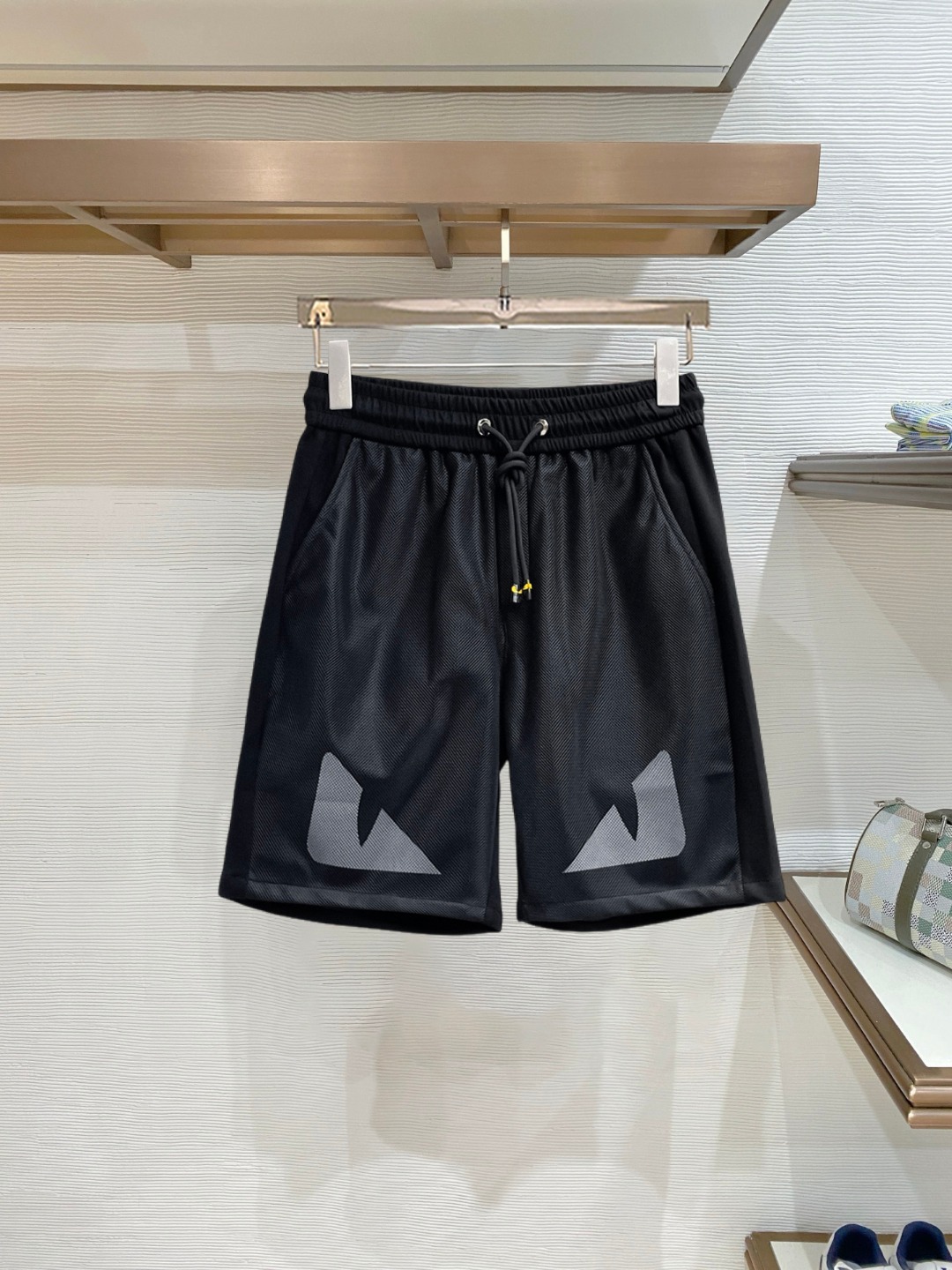 NO:840525,Fendi 2026 summer new original counter casual shorts, luxury classic brand original LOGO accessories, counter best-selling style, very comfortable to wear, low-key yet luxurious, very classy to wear. Needless to say the trousers style and tailoring, the upper body is exquisite and high-end, first-class and top-quality materials. Really palace-level casual pants. The cotton of Turkey is selected for its outstanding quality. After heavy washing, the pants are very soft!  Don't be picky, the upper body is absolutely stylish and extremely luxurious. Please quote your height and weight when ordering sizes M-3XL.,,fendi,shorts,19860909芬迪 2026夏季新款原单专柜休闲短裤,奢华经典品牌原版LOGO配饰 专柜热销款 身穿着非常舒适 低调不失奢华 穿出去非常有档次 裤型款式和裁剪亦无需多言 上身精致跃然高档一等一顶级质料 真正殿堂级的休闲裤 选用土耳其的棉花品质卓然,经过重水洗使得裤子很柔软！不挑人 上身绝对的有型 极度奢华. 尺码M-3XL下单报身高体重.,,fendi,shorts,,Men's clothing