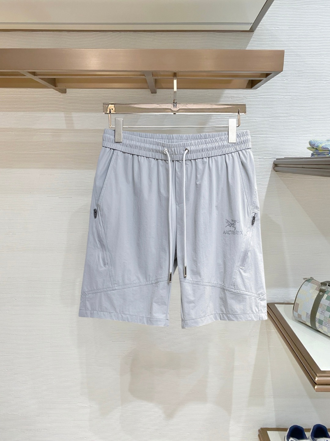 NO:840530,Arc'teryx 2026 summer new original counter casual shorts, luxury classic brand original LOGO accessories, counter best-selling model, very comfortable to wear, low-key yet luxurious, very classy to wear. Needless to say the trousers style and tailoring, the upper body is exquisite and high-end, first-class and top-quality materials. Really palace-level casual pants. The cotton of Turkey is of outstanding quality. After heavy washing, the pants are very soft!  Don't be picky, the upper body is absolutely stylish and extremely luxurious. Please state your height and weight when placing an order for sizes M-3XL.,arc'teryx,shorts,19860909始祖鸟 2026夏季新款原单专柜休闲短裤,奢华经典品牌原版LOGO配饰 专柜热销款 身穿着非常舒适 低调不失奢华 穿出去非常有档次 裤型款式和裁剪亦无需多言 上身精致跃然高档一等一顶级质料 真正殿堂级的休闲裤 选用土耳其的棉花品质卓然,经过重水洗使得裤子很柔软！不挑人 上身绝对的有型 极度奢华. 尺码M-3XL下单报身高体重.,arc'teryx,shorts,,Men's clothing