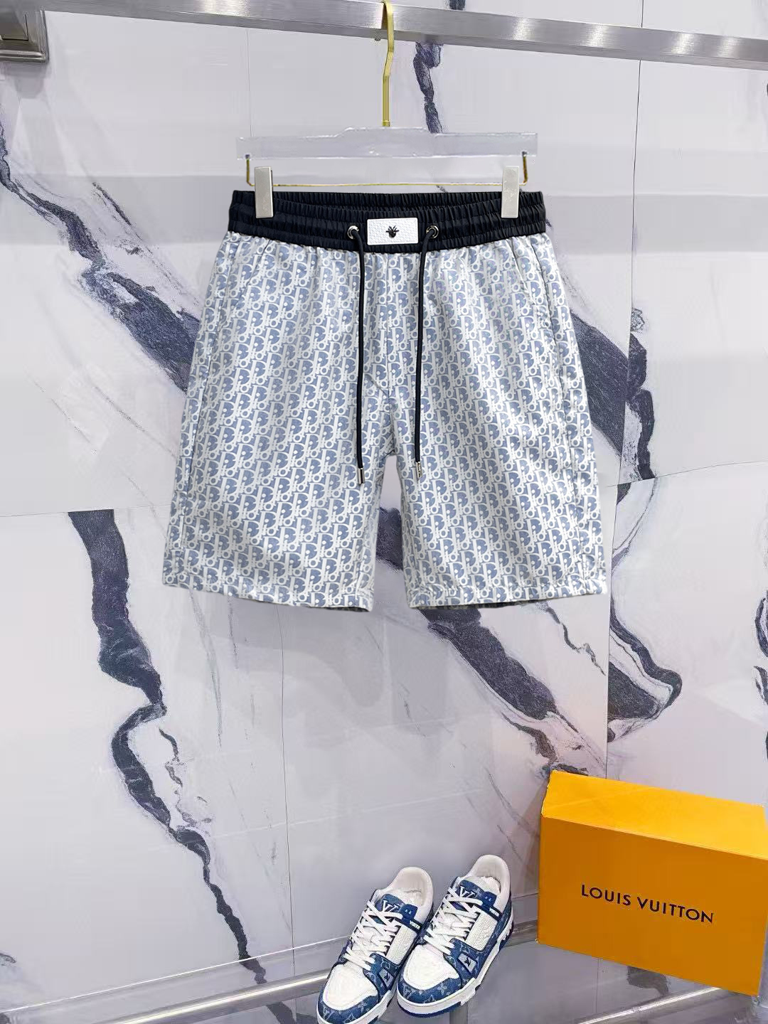 NO:909440,Dior's new 2026 summer original counter casual shorts, luxury classic brand original LOGO accessories, counter best-selling style, very comfortable to wear, low-key yet luxurious, very classy to wear. Needless to say the trousers style and tailoring, the upper body is exquisite and high-end, first-class and top-quality materials. Really palace-level casual pants. The cotton of Turkey is selected for its outstanding quality. After heavy washing, the pants are very soft!  Don't be picky. The upper body is absolutely stylish and extremely luxurious. Please state your height and weight when placing an order for sizes M-3XL.,,dior,shorts,19860909迪奥 2026夏季新款原单专柜休闲短裤,奢华经典品牌原版LOGO配饰 专柜热销款 身穿着非常舒适 低调不失奢华 穿出去非常有档次 裤型款式和裁剪亦无需多言 上身精致跃然高档一等一顶级质料 真正殿堂级的休闲裤 选用土耳其的棉花品质卓然,经过重水洗使得裤子很柔软！不挑人 上身绝对的有型 极度奢华. 尺码M-3XL下单报身高体重.,,dior,shorts,,Men's clothing