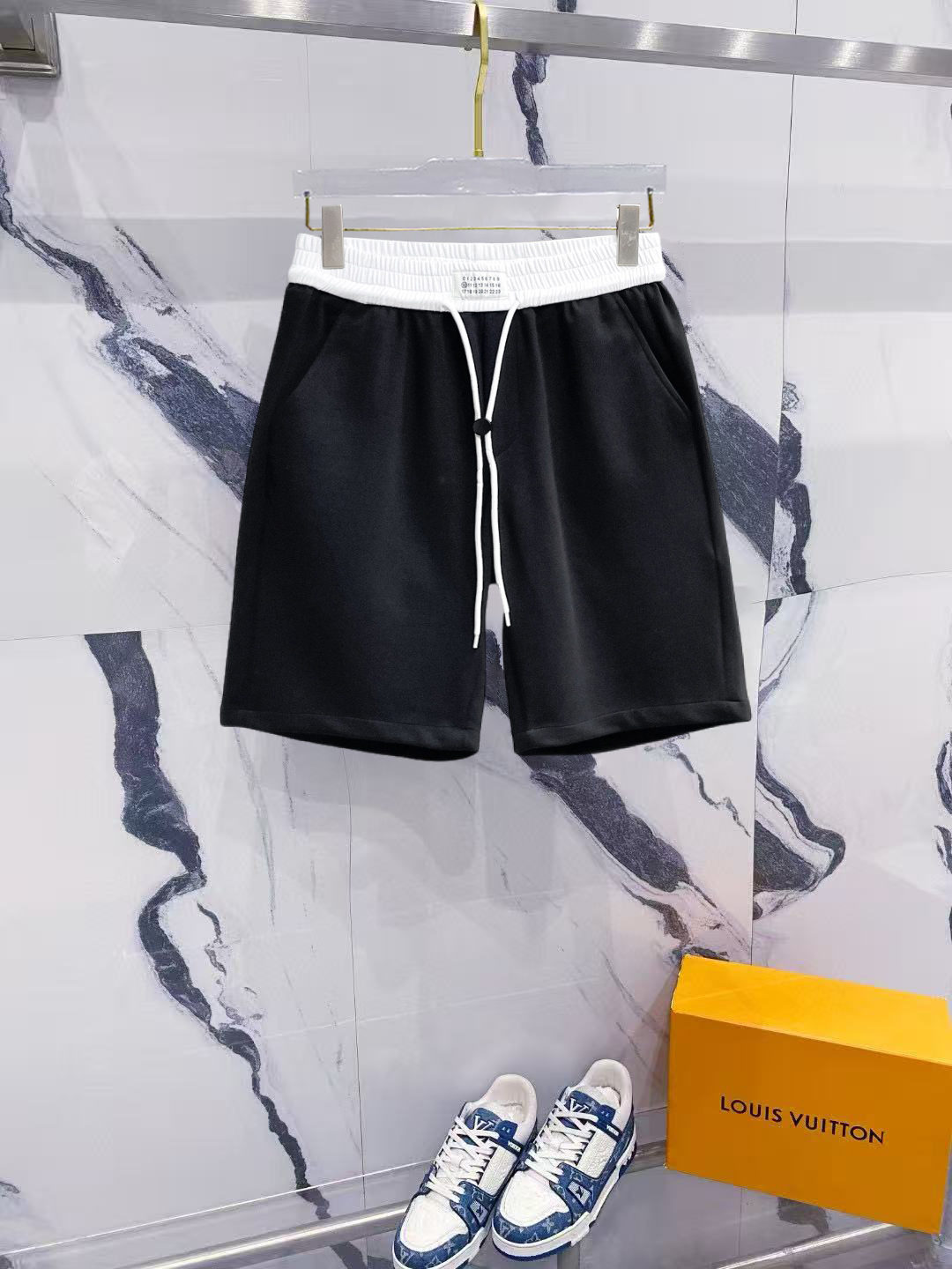 NO:909413,Margiela's 2026 summer new original counter casual shorts, luxury classic brand original LOGO accessories, counter best-selling style, very comfortable to wear, low-key yet luxurious, very classy to wear. Needless to say, the style and tailoring of the pants. The upper body is exquisite and high-end, made of first-class top quality materials. Really palace-level casual pants. The cotton of Turkey is selected for its outstanding quality. After heavy washing, the pants are very soft!  Don't be picky, the upper body is absolutely stylish and extremely luxurious. Please state your height and weight when ordering sizes M-3XL.,,masion margiela,shorts,19860909马吉拉 2026夏季新款原单专柜休闲短裤,奢华经典品牌原版LOGO配饰 专柜热销款 身穿着非常舒适 低调不失奢华 穿出去非常有档次 裤型款式和裁剪亦无需多言 上身精致跃然高档一等一顶级质料 真正殿堂级的休闲裤 选用土耳其的棉花品质卓然,经过重水洗使得裤子很柔软！不挑人 上身绝对的有型 极度奢华. 尺码M-3XL下单报身高体重.,,masion margiela,shorts,,Men's clothing