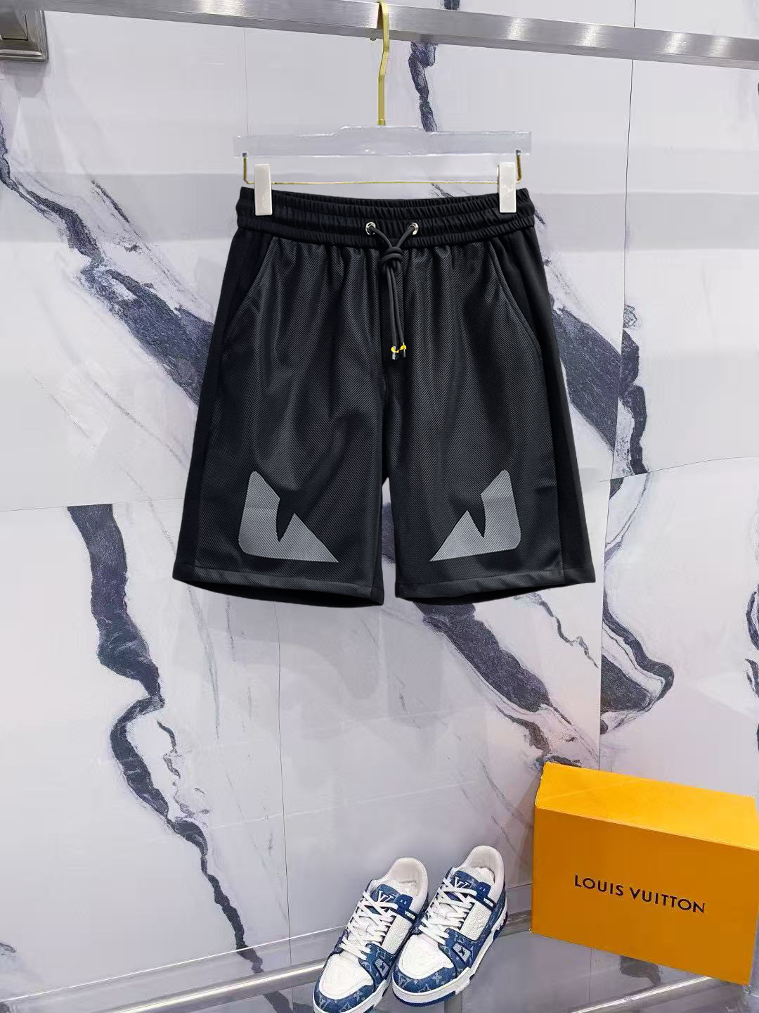 NO:909416,Fendi 2026 summer new original counter casual shorts, luxury classic brand original LOGO accessories, counter best-selling style, very comfortable to wear, low-key yet luxurious, very classy to wear. Needless to say the trousers style and tailoring, the upper body is exquisite and high-end, first-class and top-quality materials. Really palace-level casual pants. The cotton of Turkey is selected for its outstanding quality. After heavy washing, the pants are very soft!  Don't be picky, the upper body is absolutely stylish and extremely luxurious. Please quote your height and weight when ordering sizes M-3XL.,,fendi,shorts,19860909芬迪 2026夏季新款原单专柜休闲短裤,奢华经典品牌原版LOGO配饰 专柜热销款 身穿着非常舒适 低调不失奢华 穿出去非常有档次 裤型款式和裁剪亦无需多言 上身精致跃然高档一等一顶级质料 真正殿堂级的休闲裤 选用土耳其的棉花品质卓然,经过重水洗使得裤子很柔软！不挑人 上身绝对的有型 极度奢华. 尺码M-3XL下单报身高体重.,,fendi,shorts,,Men's clothing