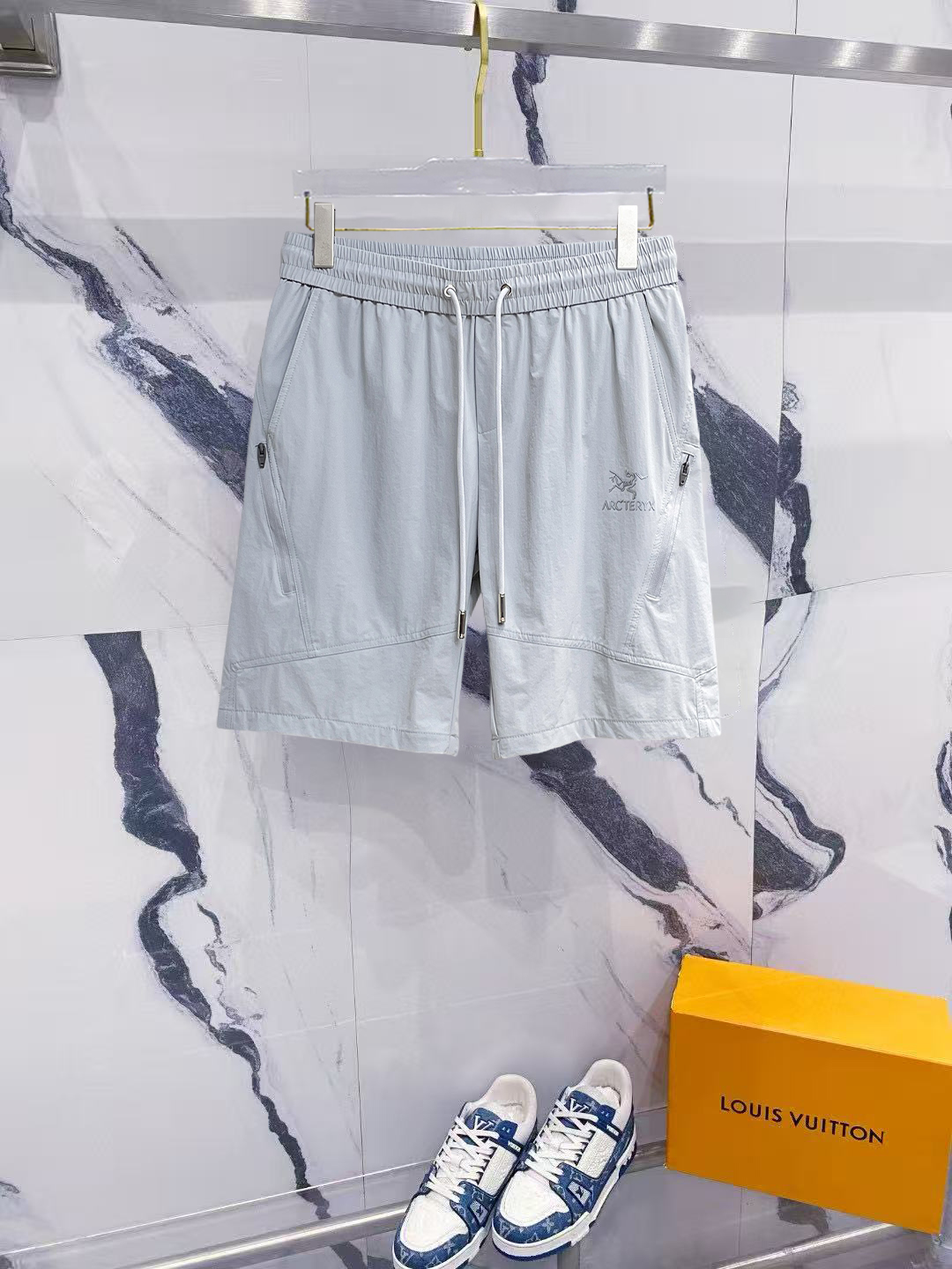 NO:909418,Arc'teryx 2026 summer new original counter casual shorts, luxury classic brand original LOGO accessories, counter best-selling model, very comfortable to wear, low-key yet luxurious, very classy to wear. Needless to say the trousers style and tailoring, the upper body is exquisite and high-end, first-class and top-quality materials. Really palace-level casual pants. The cotton of Turkey is of outstanding quality. After heavy washing, the pants are very soft!  Don't be picky, the upper body is absolutely stylish and extremely luxurious. Please state your height and weight when placing an order for sizes M-3XL.,arc'teryx,shorts,19860909始祖鸟 2026夏季新款原单专柜休闲短裤,奢华经典品牌原版LOGO配饰 专柜热销款 身穿着非常舒适 低调不失奢华 穿出去非常有档次 裤型款式和裁剪亦无需多言 上身精致跃然高档一等一顶级质料 真正殿堂级的休闲裤 选用土耳其的棉花品质卓然,经过重水洗使得裤子很柔软！不挑人 上身绝对的有型 极度奢华. 尺码M-3XL下单报身高体重.,arc'teryx,shorts,,Men's clothing