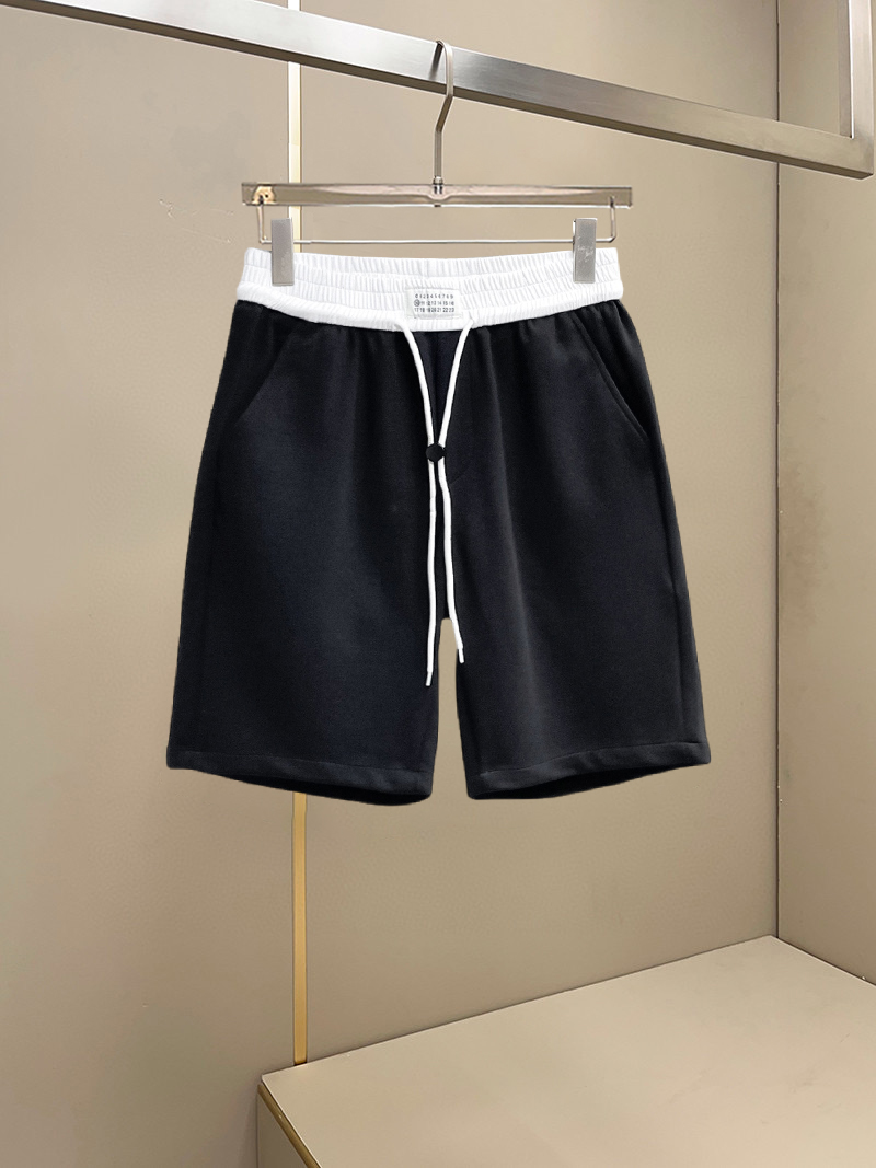 NO:843324,Margiela's 2026 summer new original counter casual shorts, luxury classic brand original LOGO accessories, counter best-selling style, very comfortable to wear, low-key yet luxurious, very classy to wear. Needless to say, the style and tailoring of the pants. The upper body is exquisite and high-end, made of first-class top quality materials. Really palace-level casual pants. The cotton of Turkey is selected for its outstanding quality. After heavy washing, the pants are very soft!  Don't be picky, the upper body is absolutely stylish and extremely luxurious. Please state your height and weight when ordering sizes M-3XL.,,masion margiela,shorts,19860909马吉拉 2026夏季新款原单专柜休闲短裤,奢华经典品牌原版LOGO配饰 专柜热销款 身穿着非常舒适 低调不失奢华 穿出去非常有档次 裤型款式和裁剪亦无需多言 上身精致跃然高档一等一顶级质料 真正殿堂级的休闲裤 选用土耳其的棉花品质卓然,经过重水洗使得裤子很柔软！不挑人 上身绝对的有型 极度奢华. 尺码M-3XL下单报身高体重.,,masion margiela,shorts,,Men's clothing