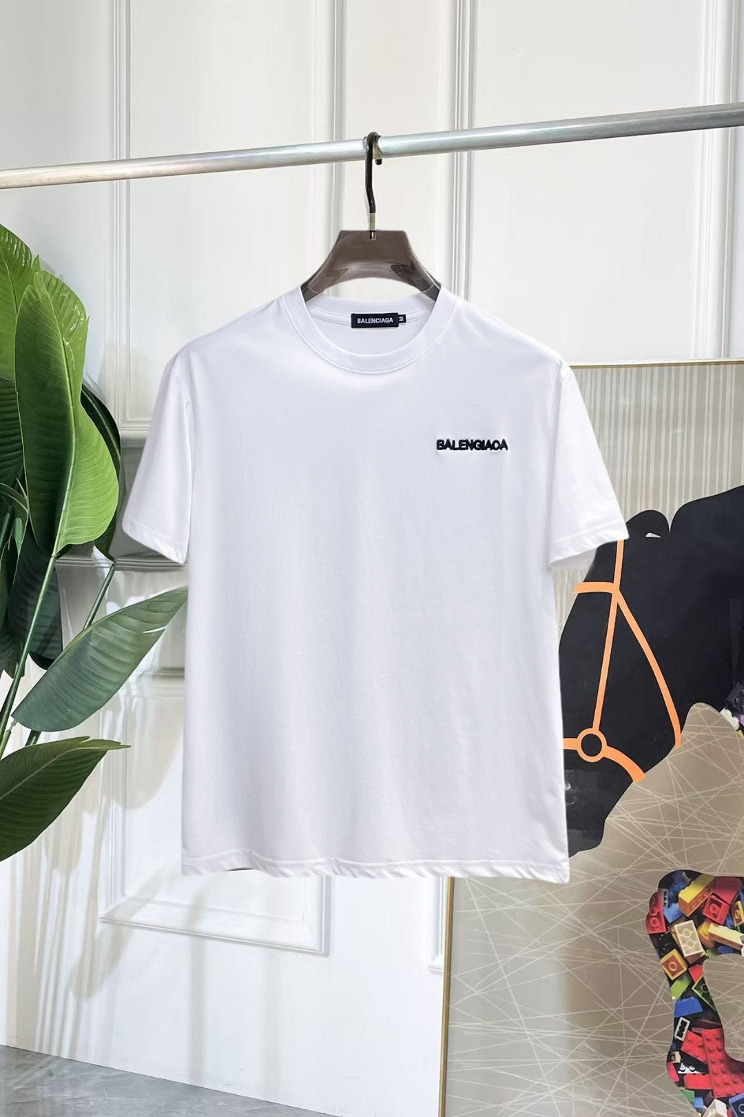NO:843185,Balenciaga’s 2026ss summer new model releases round-neck short-sleeved T-shirts, pure cotton short-sleeved, which makes you feel comfortable and slim when you wear it. It is lazy and casual, and it is particularly attractive when combined with clean and simple colors. It is suitable for daily wear~ We introduce sports items decorated with vibrant prints for a fashionable and quality life!  Size M-3XL,,balenciaga,T-shirt,tees,t-shirt,19860909巴黎世家 2026ss夏季新款发布圆领短袖T恤,纯棉短袖,穿上就是舒适自在又显瘦的存在,慵懒而随性,结合干净简单的色系就特别耐看,适合日常穿着~倾情推出缀饰活力印花的运动单品,时尚品质生活！ 尺码M-3XL,,balenciaga,T-shirt,tees，t-shirt,,Men's clothing