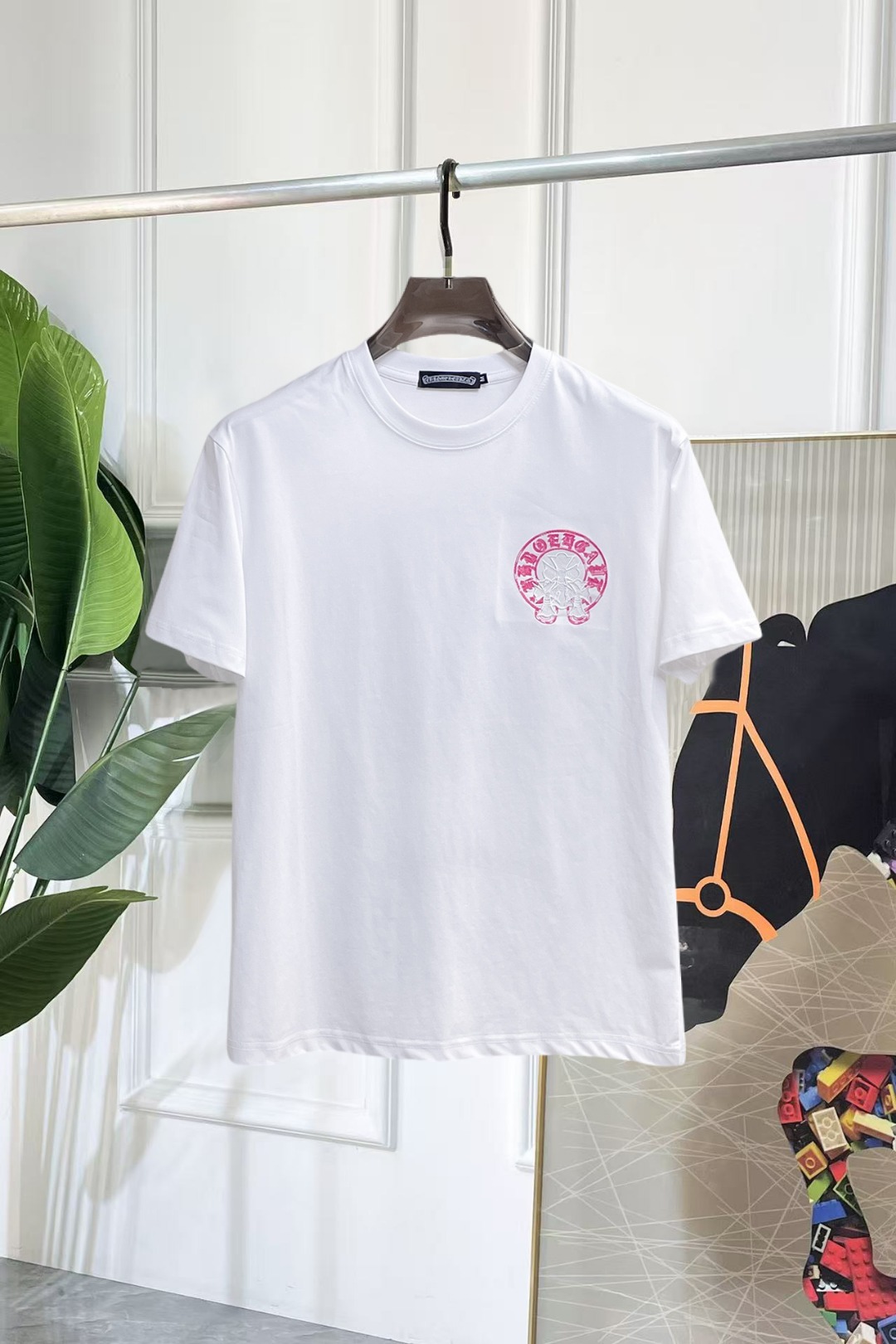 NO:843191,Kroxin 2026ss summer new release round neck short-sleeved T-shirt, pure cotton short-sleeved, comfortable and slim when worn, lazy and casual, combined with clean and simple colors, it is particularly eye-catching, suitable for daily wear~ We introduce sports items decorated with vibrant prints, fashionable and quality life!  Size M-3XL,,chrome hearts,T-shirt,tees,t-shirt,19860909克罗心 2026ss夏季新款发布圆领短袖T恤,纯棉短袖,穿上就是舒适自在又显瘦的存在,慵懒而随性,结合干净简单的色系就特别耐看,适合日常穿着~倾情推出缀饰活力印花的运动单品,时尚品质生活！ 尺码M-3XL,,chrome hearts,T-shirt,tees，t-shirt,,Men's clothing