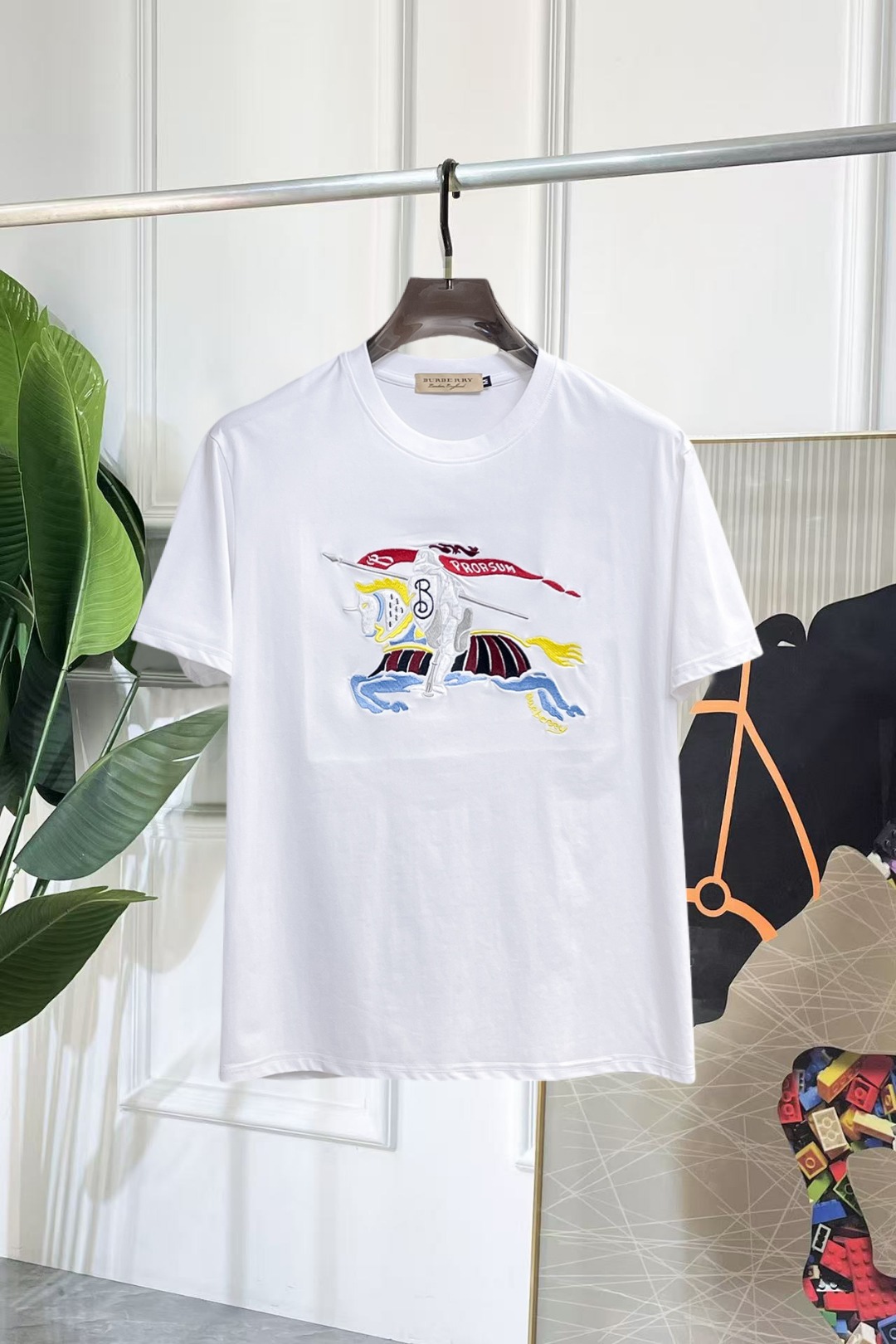 NO:843197,Burberry's new 2026ss summer style round-neck short-sleeved T-shirt, pure cotton short-sleeved, makes you feel comfortable and slim when you put it on. It is lazy and casual, and it is particularly attractive when combined with clean and simple colors. It is suitable for daily wear~ We introduce sports items decorated with vibrant prints for a fashionable and quality life!  Size M-3XL,,burberry,T-shirt,tees,t-shirt,19860909巴宝莉 2026ss夏季新款发布圆领短袖T恤,纯棉短袖,穿上就是舒适自在又显瘦的存在,慵懒而随性,结合干净简单的色系就特别耐看,适合日常穿着~倾情推出缀饰活力印花的运动单品,时尚品质生活！ 尺码M-3XL,,burberry,T-shirt,tees，t-shirt,,Men's clothing
