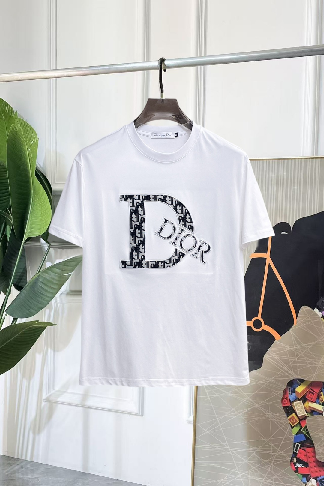 NO:843205,Dior's new 2026ss summer style round-neck short-sleeved T-shirt, pure cotton short-sleeved, makes you feel comfortable and slim when you put it on. It is lazy and casual, and it is particularly attractive when combined with clean and simple colors. It is suitable for daily wear~ We introduce sports items decorated with vibrant prints for a fashionable and quality life!  Size M-3XL,,dior,T-shirt,tees,t-shirt,19860909迪奥 2026ss夏季新款发布圆领短袖T恤,纯棉短袖,穿上就是舒适自在又显瘦的存在,慵懒而随性,结合干净简单的色系就特别耐看,适合日常穿着~倾情推出缀饰活力印花的运动单品,时尚品质生活！ 尺码M-3XL,,dior,T-shirt,tees，t-shirt,,Men's clothing