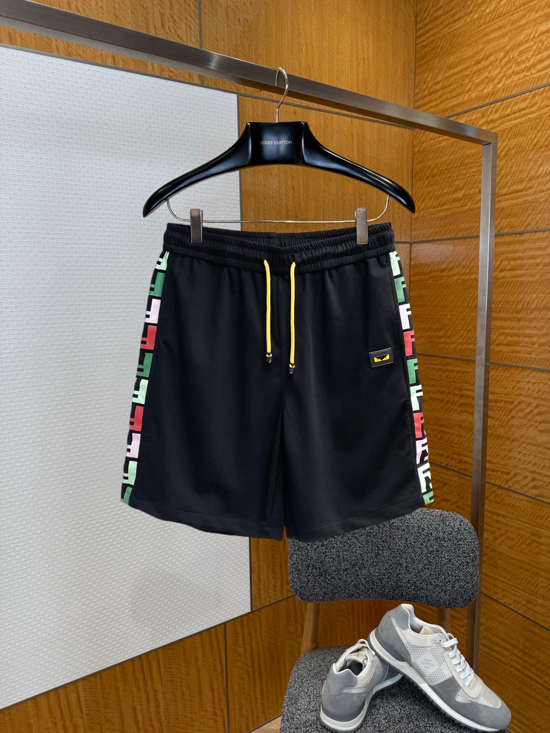 NO:929628,Fendi 2026 summer new original counter casual shorts, luxury classic brand original LOGO accessories, counter best-selling style, very comfortable to wear, low-key yet luxurious, very classy to wear. Needless to say the trousers style and tailoring, the upper body is exquisite and high-end, first-class and top-quality materials. Really palace-level casual pants. The cotton of Turkey is selected for its outstanding quality. After heavy washing, the pants are very soft!  Don't be picky, the upper body is absolutely stylish and extremely luxurious. Please quote your height and weight when ordering sizes M-3XL.,,fendi,shorts,19860909芬迪 2026夏季新款原单专柜休闲短裤,奢华经典品牌原版LOGO配饰 专柜热销款 身穿着非常舒适 低调不失奢华 穿出去非常有档次 裤型款式和裁剪亦无需多言 上身精致跃然高档一等一顶级质料 真正殿堂级的休闲裤 选用土耳其的棉花品质卓然,经过重水洗使得裤子很柔软！不挑人 上身绝对的有型 极度奢华. 尺码M-3XL下单报身高体重.,,fendi,shorts,,Men's clothing