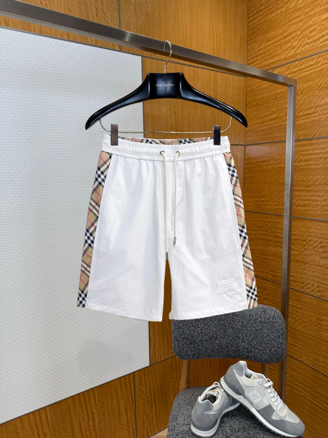 NO:929637,Burberry 2026 summer new original counter casual shorts, luxury classic brand original LOGO accessories, counter best-selling model. Very comfortable to wear, low-key yet luxurious, very classy to wear. Needless to say the trousers style and tailoring. The upper body is exquisite and high-end, first-class and top-quality materials. Really palace-level casual pants. The cotton of Turkey is selected for its outstanding quality. After heavy washing, the pants are very soft!  Don't be picky. The upper body is absolutely stylish and extremely luxurious. Please quote your height and weight when ordering sizes M-3XL.,,burberry,shorts,19860909巴宝莉 2026夏季新款原单专柜休闲短裤,奢华经典品牌原版LOGO配饰 专柜热销款 身穿着非常舒适 低调不失奢华 穿出去非常有档次 裤型款式和裁剪亦无需多言 上身精致跃然高档一等一顶级质料 真正殿堂级的休闲裤 选用土耳其的棉花品质卓然,经过重水洗使得裤子很柔软！不挑人 上身绝对的有型 极度奢华. 尺码M-3XL下单报身高体重.,,burberry,shorts,,Men's clothing
