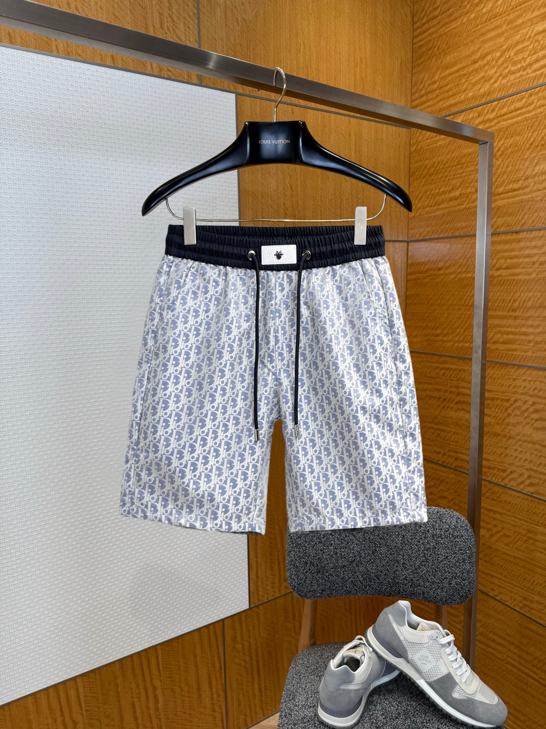 NO:929646,Dior's new 2026 summer original counter casual shorts, luxury classic brand original LOGO accessories, counter best-selling style, very comfortable to wear, low-key yet luxurious, very classy to wear. Needless to say the trousers style and tailoring, the upper body is exquisite and high-end, first-class and top-quality materials. Really palace-level casual pants. The cotton of Turkey is selected for its outstanding quality. After heavy washing, the pants are very soft!  Don't be picky. The upper body is absolutely stylish and extremely luxurious. Please state your height and weight when placing an order for sizes M-3XL.,,dior,shorts,19860909迪奥 2026夏季新款原单专柜休闲短裤,奢华经典品牌原版LOGO配饰 专柜热销款 身穿着非常舒适 低调不失奢华 穿出去非常有档次 裤型款式和裁剪亦无需多言 上身精致跃然高档一等一顶级质料 真正殿堂级的休闲裤 选用土耳其的棉花品质卓然,经过重水洗使得裤子很柔软！不挑人 上身绝对的有型 极度奢华. 尺码M-3XL下单报身高体重.,,dior,shorts,,Men's clothing