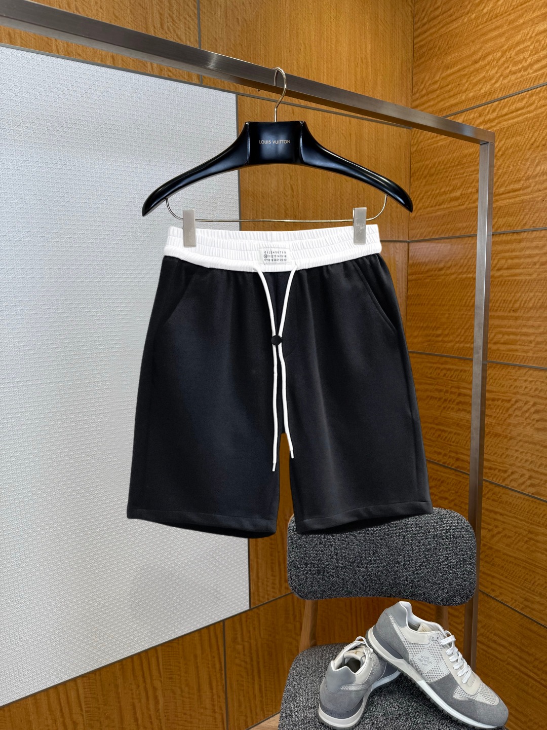 NO:929654,Margiela's 2026 summer new original counter casual shorts, luxury classic brand original LOGO accessories, counter best-selling style, very comfortable to wear, low-key yet luxurious, very classy to wear. Needless to say, the style and tailoring of the pants. The upper body is exquisite and high-end, made of first-class top quality materials. Really palace-level casual pants. The cotton of Turkey is selected for its outstanding quality. After heavy washing, the pants are very soft!  Don't be picky, the upper body is absolutely stylish and extremely luxurious. Please state your height and weight when ordering sizes M-3XL.,,masion margiela,shorts,19860909马吉拉 2026夏季新款原单专柜休闲短裤,奢华经典品牌原版LOGO配饰 专柜热销款 身穿着非常舒适 低调不失奢华 穿出去非常有档次 裤型款式和裁剪亦无需多言 上身精致跃然高档一等一顶级质料 真正殿堂级的休闲裤 选用土耳其的棉花品质卓然,经过重水洗使得裤子很柔软！不挑人 上身绝对的有型 极度奢华. 尺码M-3XL下单报身高体重.,,masion margiela,shorts,,Men's clothing