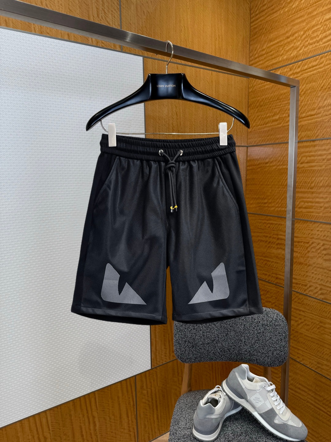 NO:929662,Fendi 2026 summer new original counter casual shorts, luxury classic brand original LOGO accessories, counter best-selling style, very comfortable to wear, low-key yet luxurious, very classy to wear. Needless to say the trousers style and tailoring, the upper body is exquisite and high-end, first-class and top-quality materials. Really palace-level casual pants. The cotton of Turkey is selected for its outstanding quality. After heavy washing, the pants are very soft!  Don't be picky, the upper body is absolutely stylish and extremely luxurious. Please quote your height and weight when ordering sizes M-3XL.,,fendi,shorts,19860909芬迪 2026夏季新款原单专柜休闲短裤,奢华经典品牌原版LOGO配饰 专柜热销款 身穿着非常舒适 低调不失奢华 穿出去非常有档次 裤型款式和裁剪亦无需多言 上身精致跃然高档一等一顶级质料 真正殿堂级的休闲裤 选用土耳其的棉花品质卓然,经过重水洗使得裤子很柔软！不挑人 上身绝对的有型 极度奢华. 尺码M-3XL下单报身高体重.,,fendi,shorts,,Men's clothing
