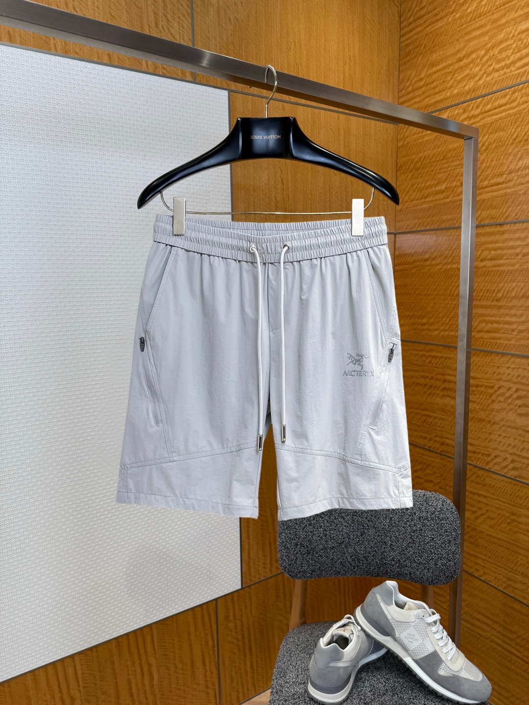 NO:929670,Arc'teryx 2026 summer new original counter casual shorts, luxury classic brand original LOGO accessories, counter best-selling model, very comfortable to wear, low-key yet luxurious, very classy to wear. Needless to say the trousers style and tailoring, the upper body is exquisite and high-end, first-class and top-quality materials. Really palace-level casual pants. The cotton of Turkey is of outstanding quality. After heavy washing, the pants are very soft!  Don't be picky, the upper body is absolutely stylish and extremely luxurious. Please state your height and weight when placing an order for sizes M-3XL.,arc'teryx,shorts,19860909始祖鸟 2026夏季新款原单专柜休闲短裤,奢华经典品牌原版LOGO配饰 专柜热销款 身穿着非常舒适 低调不失奢华 穿出去非常有档次 裤型款式和裁剪亦无需多言 上身精致跃然高档一等一顶级质料 真正殿堂级的休闲裤 选用土耳其的棉花品质卓然,经过重水洗使得裤子很柔软！不挑人 上身绝对的有型 极度奢华. 尺码M-3XL下单报身高体重.,arc'teryx,shorts,,Men's clothing