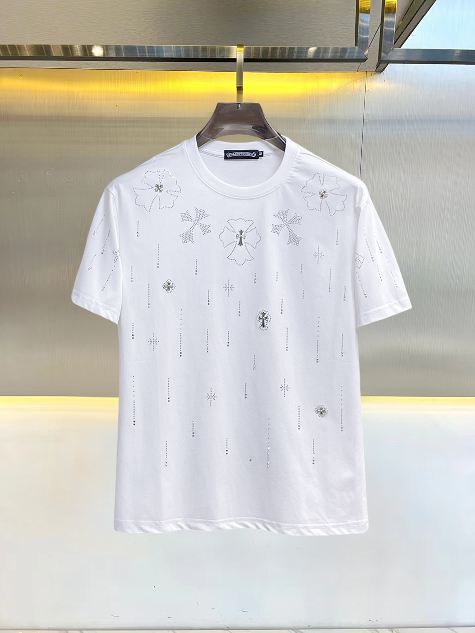 NO:845778,Kroxin's top products 2026 spring and summer new debut counter latest short-sleeved round neck T-shirt, high-end custom design, avant-garde and fashionable!  The brand logo is designed with heavy craftsmanship. High-end customized 260g fabric. Soft to the touch. Comfortable to wear. Exquisite stitching at the counter level. Fine workmanship. The upper body effect is incomparably handsome!  A must-have item for a stylish man!  Size M-XXXL,,chrome hearts,T-shirt,tees,t-shirt,19860909克罗心 顶级货品2026春夏新款首发专柜最新款短袖圆领T恤 高端订制 设计前卫时尚！品牌logo重工艺设计 高端定制260克面料.手感柔软.穿着舒适.专柜级别精致车线.做工精细.上身效果无敌帅气！型男必备单品！码数M-XXXL,,chrome hearts,T-shirt,tees，t-shirt,,Men's clothing