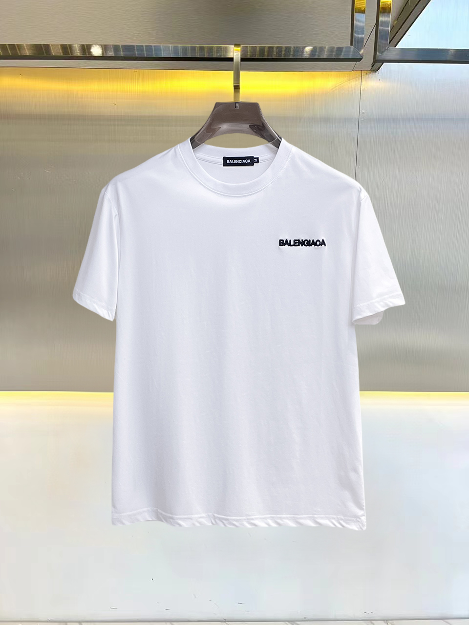 NO:845782,Balenciaga's top products 2026 spring and summer new debut counter latest short-sleeved round neck T-shirt, high-end customization, avant-garde and fashionable design!  The brand logo is designed with heavy craftsmanship. High-end customized 260g fabric. Soft to the touch. Comfortable to wear. Exquisite stitching at the counter level. Fine workmanship. The upper body effect is incomparably handsome!  A must-have item for a stylish man!  Size M-XXXL,,balenciaga,T-shirt,tees,t-shirt,19860909巴黎世家 顶级货品2026春夏新款首发专柜最新款短袖圆领T恤 高端订制 设计前卫时尚！品牌logo重工艺设计 高端定制260克面料.手感柔软.穿着舒适.专柜级别精致车线.做工精细.上身效果无敌帅气！型男必备单品！码数M-XXXL,,balenciaga,T-shirt,tees，t-shirt,,Men's clothing